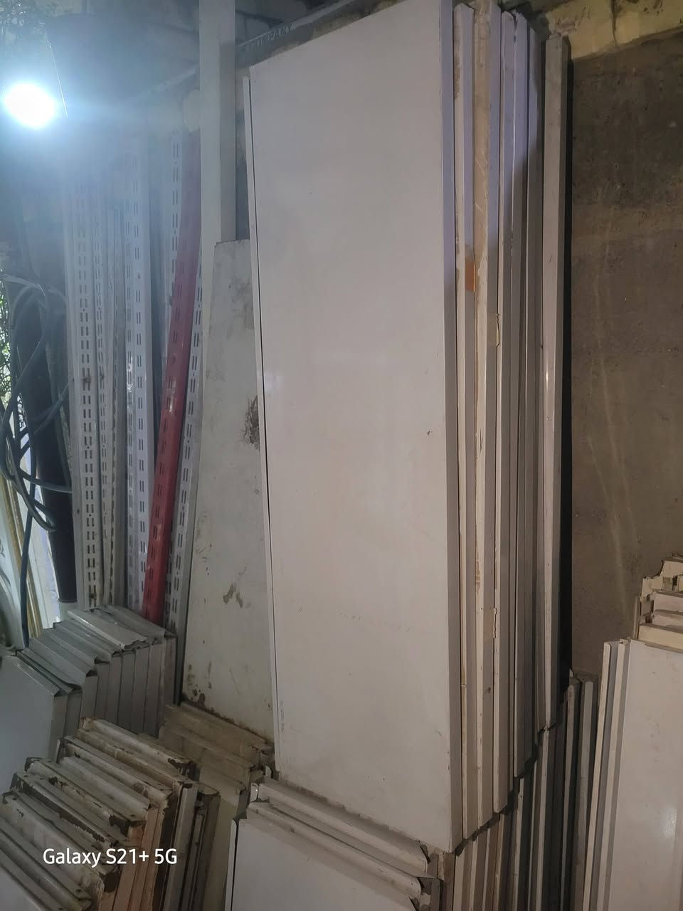 سلام عليكم رفوف للبيع العدد ١٠٠ رف مع سجج وحمالات مكاني بغداد الإسكان السعر عل خاص او اتصل ***********
