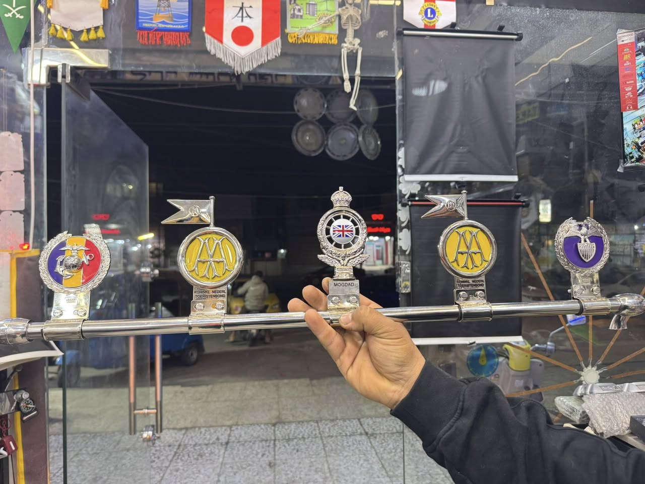 السلام عليكم
كماليات حمودي القريشي 
بغداد حي العامل 
***********
