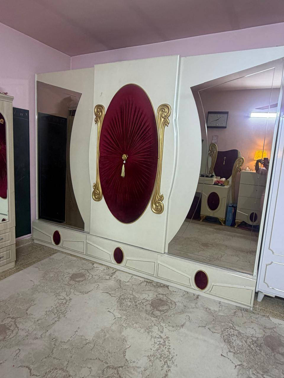 غرفه نوم بحاله جيده 
ضهر الجربايه موجود اي نقص مابيها
850 بيها مجال
مكان حي تونس
***********
