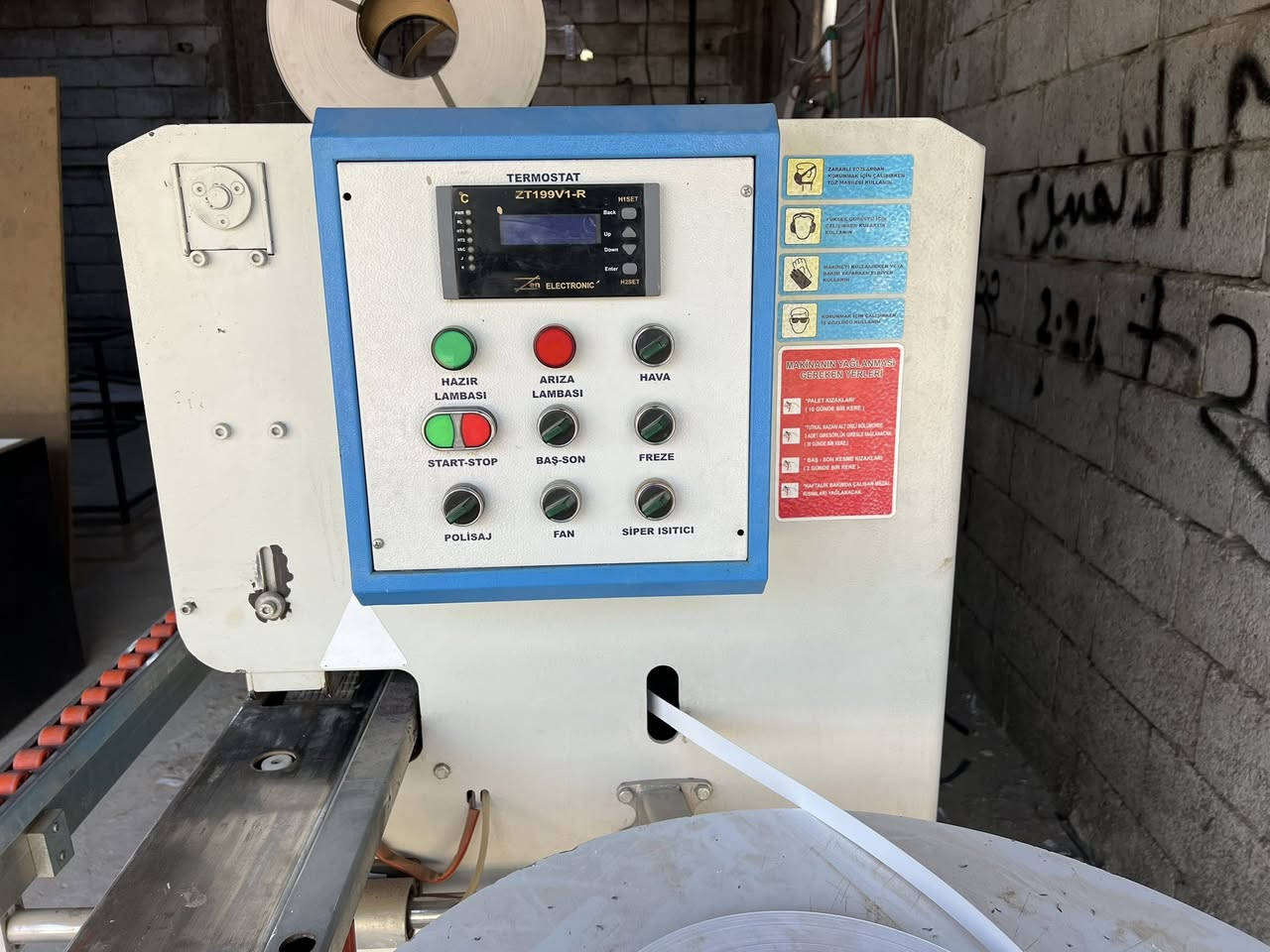 السلام عليكم معمل NDF للبيع نضيف جداً استعمال تركيا وقليل جداً مشتغل بالعراق ماكنه شريطيه وكتر مزراك وساحبه وكمبريسر هواء9حجم 500 لتر 3فيز المكان بغداد *********** السعر. 16 مليون وقابل للتفاوض
