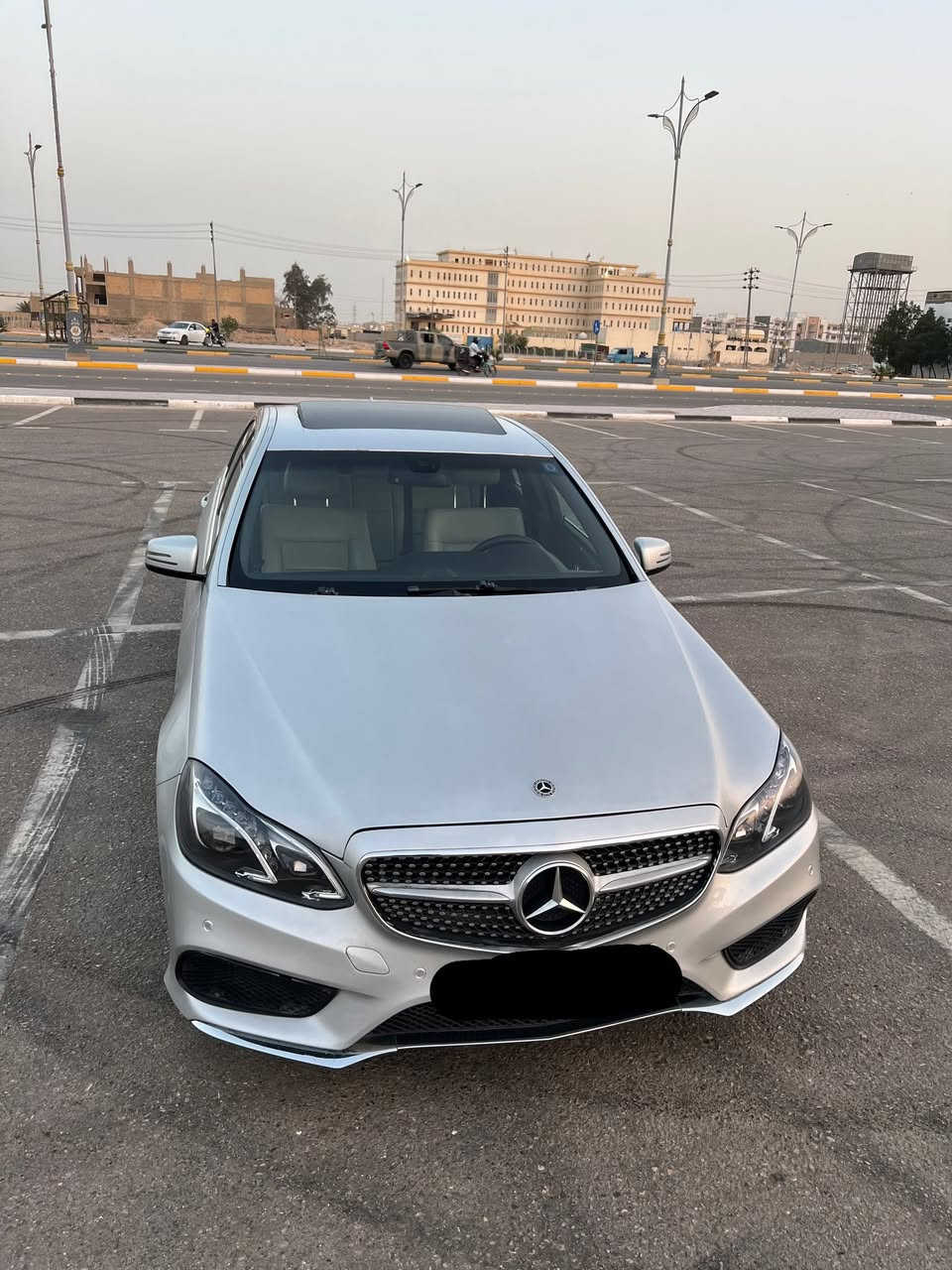 السلام علكم 
للبيع مرسيدس W212 
موديل 2010 محدثه 16
ماشيه 170km
محرك كير كفاله
وارد امريكي حادثها طخه بباب السايق
بيها قطع صبغ
السياره جديده بمعنى الكلمه
رقم بغداد
السعر 152
***********
