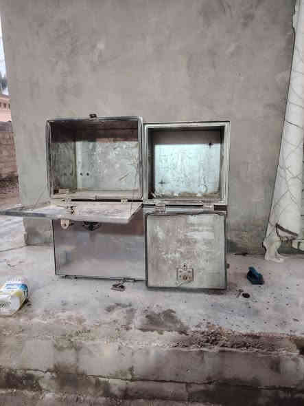 للبيع مطبخ ستيل وصناديك عدد ٢ ستيل سعر3$ورقات تصال *********** مكان واسط الدبوني
