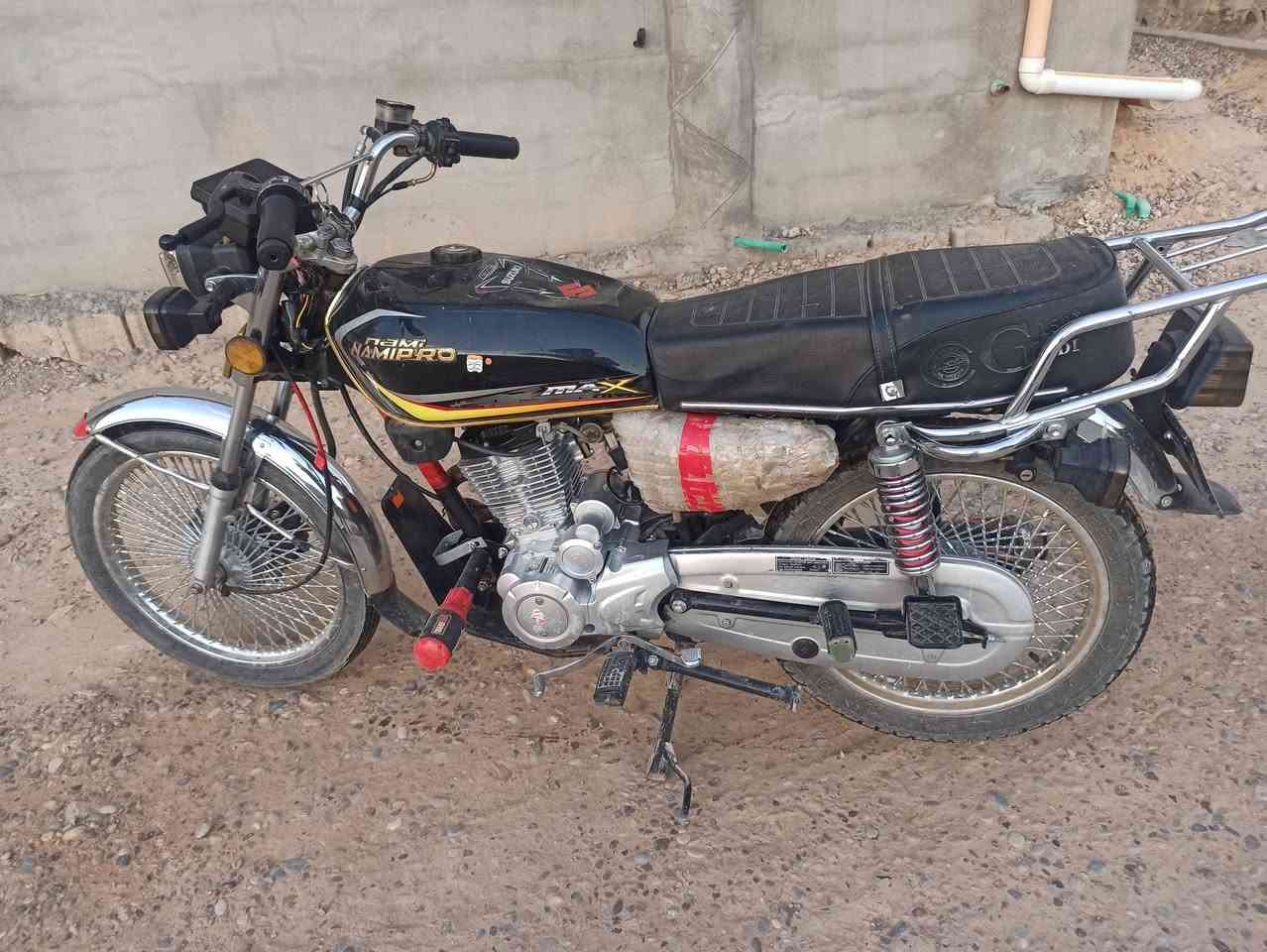 السلام عليكم شباب دراجه للبيع موديل 24 نظافه 100% محرك ما مفتوح للانتصار هذا رقم الهاتف ***********
