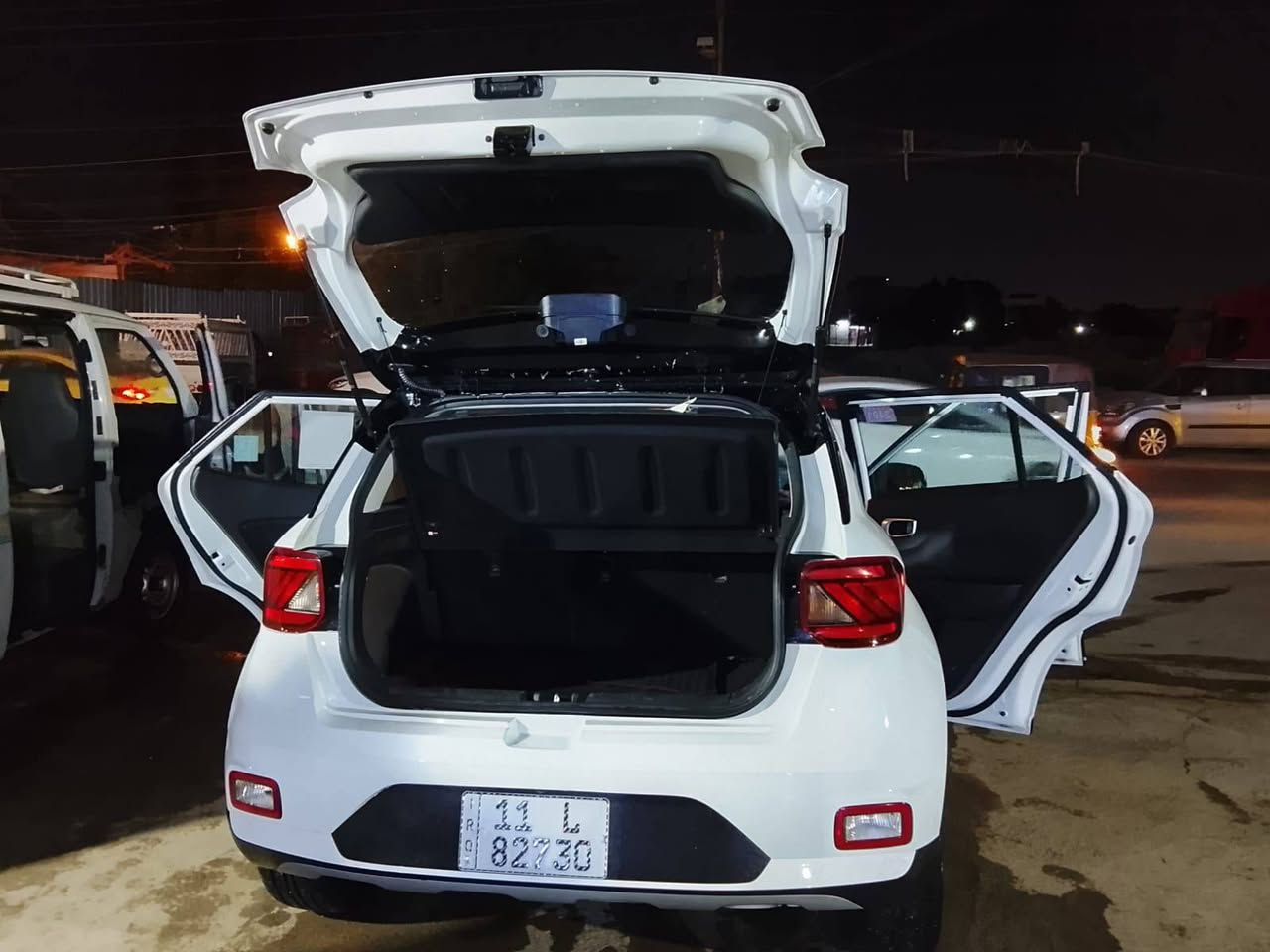 اخوان سيارة  Hyundai Venue.
فول مواصفات ما عدة الفتحه

بصمة 

موديل ٢٠٢٣

ماشية ٢٨

وارد امريكي 

حادثها  بسيط بس الوجه مال راديتر عندي صور الحادث

تبريد تدفئة 

مكاني بغداد العبيدي

السعر 142وبيه مجال وخادم اني للطيبين

للاستفسار ***********
