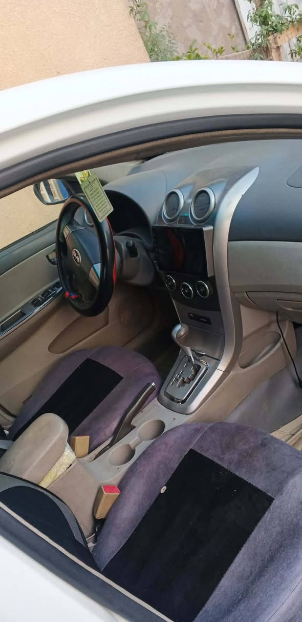 من بعد اذن الادمن الطيب بيوايدي جي 3 موديل 2016بيهه 3قطع  صبغ دوشمه وارضيه جلد مكينه بس لاستيك ولف اول مشغلهه وراها تكطع كير تمام صدر نص عمر سعر65وبيهه مجال عنوان بغداد***********
