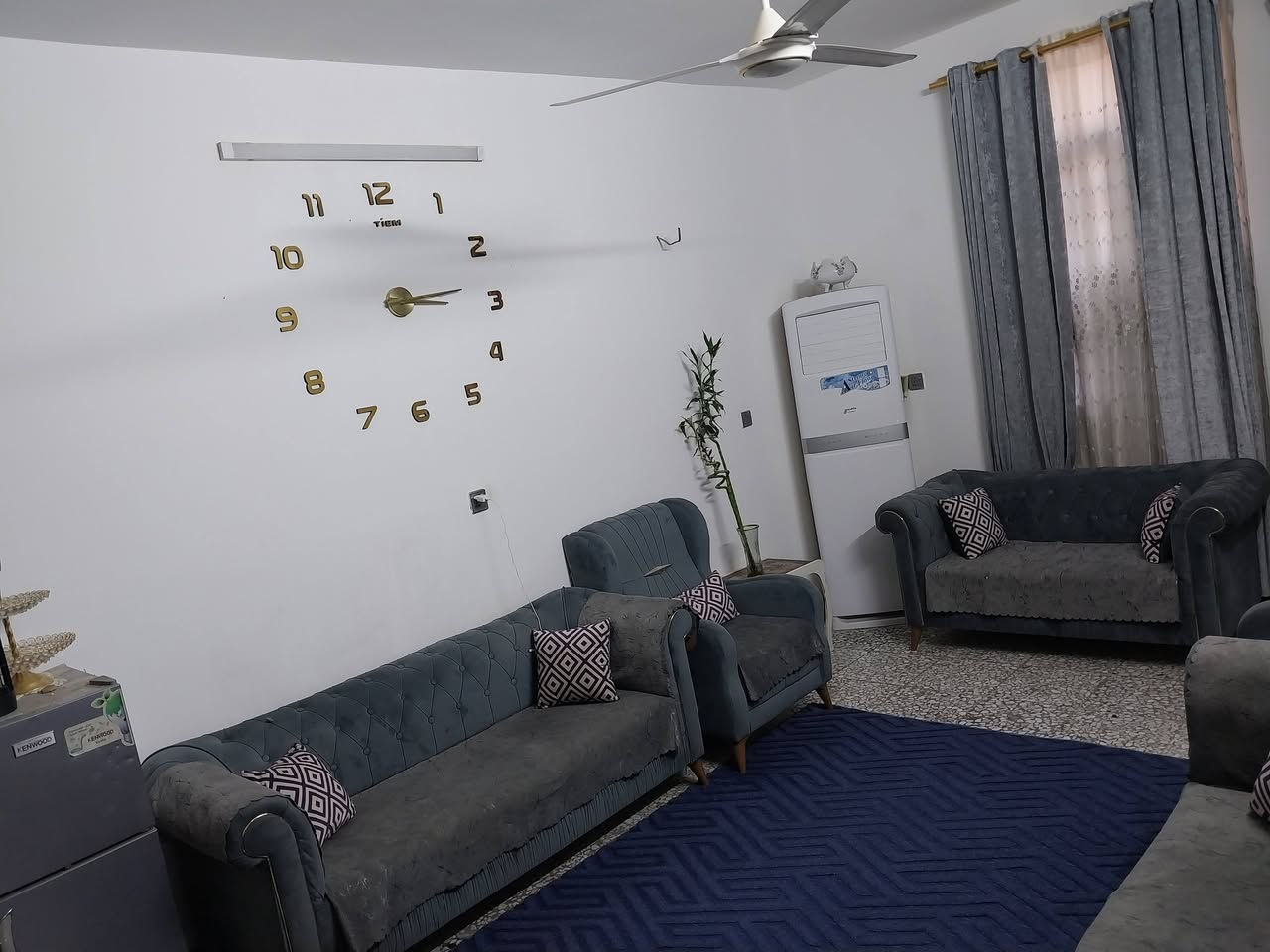 سلام عليكم
بيت مساحة ١٠٠م للبيع طابقين
يحتوي على ثلاث غرف نوم واستقبال وصالة كبيرة ويحتوي على سطحين وصحيات عدد ٣ بناء طابوق جمهوري وصب كونكريت بم عرض الواجهة ٩ والنزال ١١متر العنوان كربلاء منطقة البوبيات 
عامود ٨٤ الفرع مغلق وعرض الفرع ٩ متر 

للاستفسار اتصال فقط 
***********
