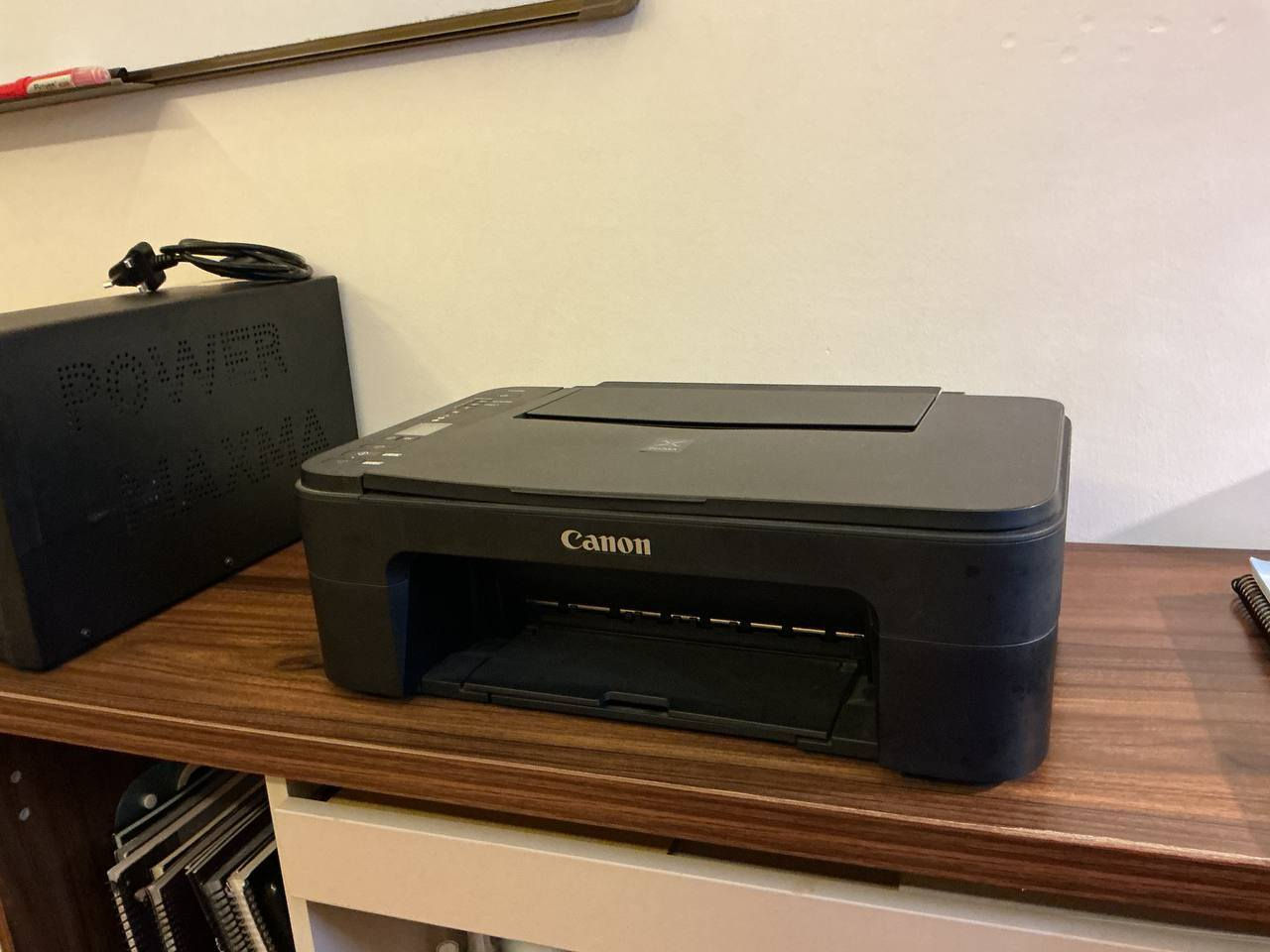 PIXMA TS3100 series.
هاي أهم المواصفات:

🖨️ المواصفات العامة

 • النوع: طابعة متعددة الوظائف (طباعة + نسخ + مسح ضوئي)

 • التقنية: نافثة للحبر (Inkjet)

 • الاستخدام: منزلي / طلابي

📄 الطباعة

 • دقة الطباعة: تصل إلى 4800 × 1200 dpi

 • سرعة الطباعة:

 • أسود: حوالي 7–8 صفحات بالدقيقة

 • ملون: حوالي 4 صفحات بالدقيقة

 • دعم الطباعة بدون حواف: نعم (للصور)

📡 الاتصال

 • Wi-Fi: موجود (تطبع من الموبايل مباشرة)

 • USB: موجود

 • تدعم تطبيقات مثل:

 • Canon PRINT

 • AirPrint (للآيفون)

 • Mopria (للأندرويد)

📱 الطباعة من الموبايل

 • تقدر تطبع مباشرة من:

 • الهاتف

 • التابلت

 • اللابتوب

📑 النسخ (Copy)

 • نسخ مستندات بسهولة بزر واحد

 • يدعم تكبير وتصغير بسيط

📷 المسح الضوئي (Scanner)

 • الدقة: تقريبًا 600 × 1200 dpi

 • مناسب للواجبات والمستندات

🧾 الورق

 • سعة الإدخال: حوالي 60 ورقة

 • يدعم أحجام:

 • A4

 • Letter

 • صور (4x6)

🖤 الحبر

 • يستخدم خراطيش:

 • أسود (Black)

 • ملون (Color)

⸻

👍 مميزاتها

 • تدعم الطباعة من الموبايل

 • مناسبة للطلاب

السعر 125 وبيه مجال وتدللون (استخدام بيت )


**إذا كنت صاحب هذا الإعلان وتريد حذفه لأي سبب، رجاءا أرسل رسالة إلى الدعم الفني**