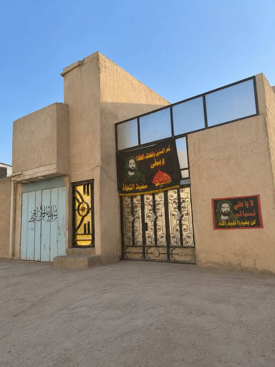 � منزل للبيع
📍 الموقع:
البصرة – الزبير – شارع رسول الأعظم (الجسر الأخضر)، بالقرب من حسينية الرسول الأعظم، ويبعد عن السوق حوالي 3 دقائق فقط.

📐 مساحة العقار:

* 272 متر مربع.

🏠 مواصفات المنزل:

* 7 غرف.
* 2 صالة استقبال.
* 1 ديوان.
* 1 مطبخ.
* 3 صحيات (حمامات).
* كراج للسيارة.
* ضمن مساحة العقار شقة سكنية مستقلة.
* محل تجاري ضمن العقار، مناسب للاستثمار أو ممارسة نشاط تجاري.

✨ مميزات الموقع:

* يقع على شارع رئيسي.
* قريب من السوق والخدمات الأساسية.
* قريب من المدارس والحسينية والمراكز الخدمية.
* موقع مناسب للسكن والاستثمار في آنٍ واحد.

📞 للاستفسار والمعاينة:
***********
