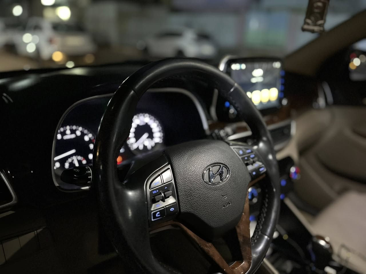 سلام عليكم سياره توسان
موديل 2019

وارد خليجي 

سياره فول عده البصمه 

السياره مابيهه ضربه أو ضرر 

سياره بيهه شويه بارد جاملغ

الي وره الصدر 

سياره بنراما

حساسات 

انظمه قياده 3

كامرات 2 أماميه وخلفيه 

لإيتات زنون 5 عدسات دوار 

مري شفط 

اشاير بل مري 

مكينه كير خير من الله 

مكينه 2000دوش  

سياره 2019 شبيهه 2020  

شباك يسمونه شباك الكزز

سياره 4 لايتات داخليه 

شاشه ترحيب 

رقم لاستفسار (***********)

مكان السياره بغداد مدينه الصدر 

سعر(185)وبيهه مجال الطيبين
