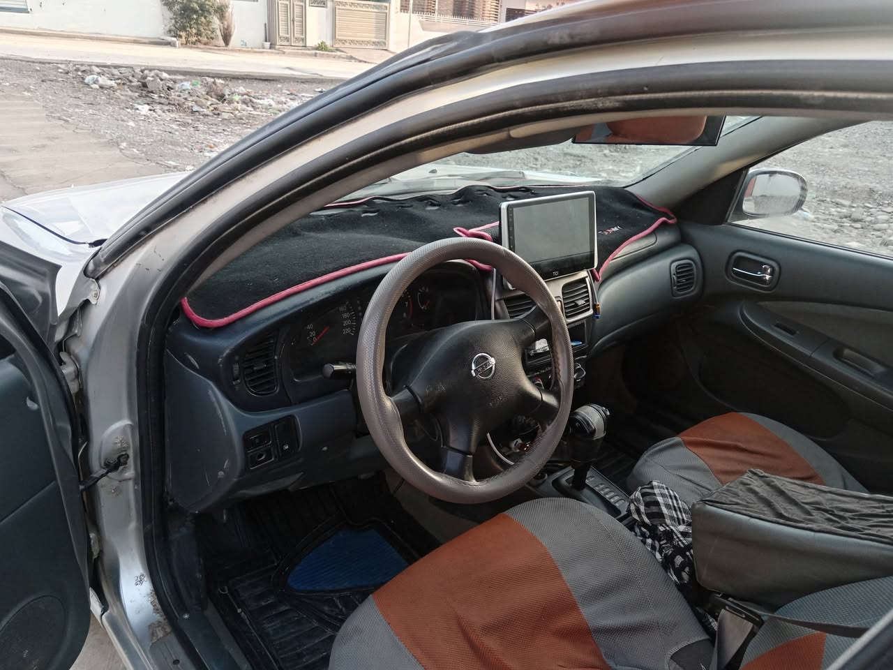 نيسان صني موديل 2000 رقم بغداد بأسمي تفتر بانزين بي سعر ٥٠ (***********)
