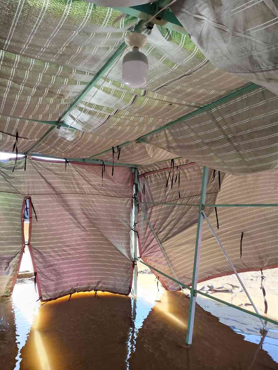 السلام عليكم جادر مطري للبيع بي شكم كسر بس لحيم يرادلة سياره رجعت علي وكسر شكم واحد بس القاعدة طوله ١٢عرض ٤ مكاني بغداد ***********
