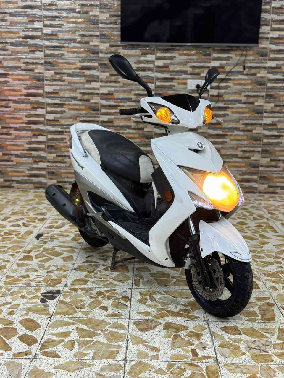 سلام عليكم للبيع دراجه سكنس لد لون لبيض الأصلي دراجه جديده مال رمبه مكينه  اذا برغي مفتوح ترجع بعد الاصلي نوزل خطين طلاعات اوراق كامله دراجه جديده مال رمبه مكفوله كفاله عامه شلعه معدل خير من الله شرط علفحص اذه مفتوحه ترجع مكان بغداد الكرخ الصالحيه السع900 وبيهه  مجال مستعجل على بيعتهه والاستفسار الاتصال***********
