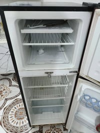 ثلاجه 10 قدم بس الفريز عطلان ماطور شغال وداخل نظيف 07766921787