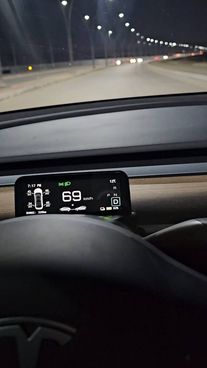 السلام عليكم .. رمضان كريم والله يتقبل الطاعات
منو يريد يشتري تسلا y مناسبة 
للبيع فقط ... وكتبت التفاصيل كاملة 
تسلا واي موديل ٢٠٢٤ تك ماطور رقم بغداد
مربوطة عالموبايل وجاهزة اون لاين اخر تحديث ٢٦
حادثها صندوك وجاملغ خلفي يسار
بدون ايرباك .. كلها سليمة
بجمها كبس بدون اي تغيير
صور الحادث مرفقة
تبريدها ماشاء الله ثلج بعز الصيف
ماشية ٢٢ الف ميل 
صارلها سنة وشوية عندي
بيها الصندوك مبدل ومصبوغ
والجاملغ الخلفي الايسر صبغ فقط
الاضافات اللي سويتها
ستيرن يوك تسخين .. والاصلي موجود
شاشة امامية صغيرة مال عداد (متأثر عالتبريد الامامي)
بانوراما سقف كهربائية مو يدوي ممتازة بلون الداخل بالضبط
شاحن تسلا ٤٨ امبير اصلي اصلي .. اخذتة جديد من شركة تسلا ابو السبعة ونص متر
والله صار وي النقل ب 530 دولار
الجام الخلفي المضلل بدلتة بجام xyg 
السيارة ماشاء الله جاهزة من كلشي ومحاط عليها غير مي الزراكات
الملاحضات 
بيها فطر بالبانوراما (خارجي)
وكلشي مامأثر لان متكونة من ٣ طبقات
يعني الداخلية سليمة
سعرها مال بيع ١٨٥ ورقة
والله صارت علية ب ٢٤ الف بوقتها
واريد ابيع هسة لان انقبلت دراسات ورح اسافر سنتين
وحرامات تبقى نايمة بالبيت
والف عافية عاللي تصير من نصيبة
و اي استفسار اني حاضر 
رقمي ***********
مكاني الرمادي .
