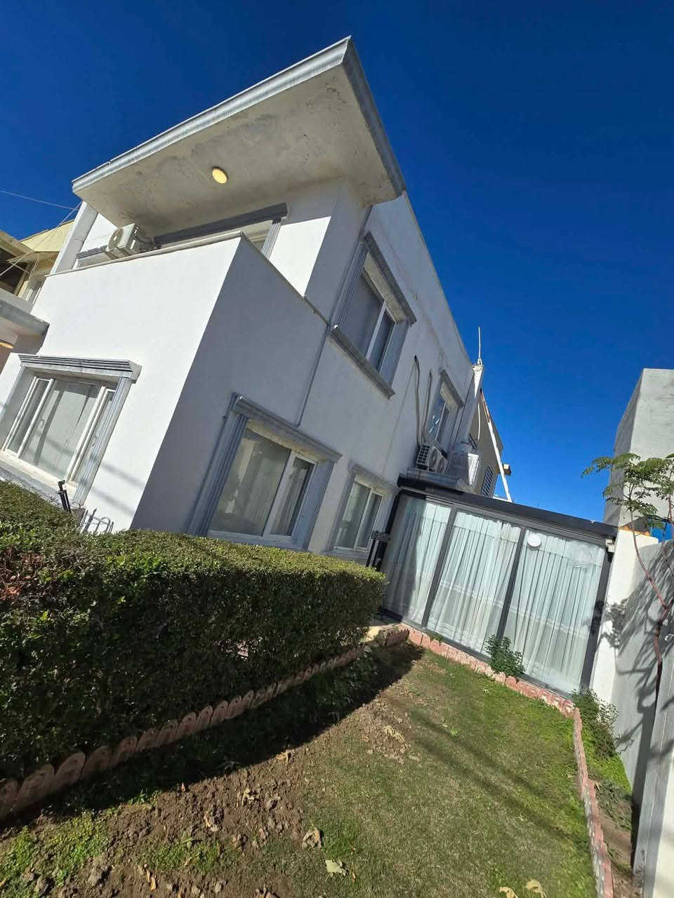 #بيت مؤثت للبيع في مجمع اوزال ستي Ozal City
المساحة :- 172م - طابقين 
3 غرف نوم | صالة  | مطبخ حار وبارد | مجموعة صحية | حديقة و كراج )
*************************************
خانوو بۆ فرۆشتن لە ئۆزال ستی
ڕووبەر :- 172م - دوو نهۆم
3 ژووری نوستن | هـول | مەتبەخ | گەرماو | باخچە و گەراج )
*******************
***********
***********
