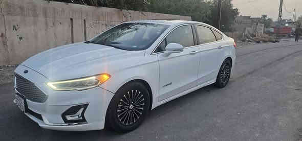 للبيع فورد فيوجن ٢٠١٩ هايبرد تيتانيوم رقم اربيل وبأسمي تحويل مباشر ورقم انكليزي حادثها مال امريكا جاملغ امامي يسار بدون دواخل ولا ايرباك وهنا بالعراق بيها طخة بسيطة جهة اليمين 
السيارة جاهزة من كلشي محرك وصدر وتايرات وتبريد وكلشي بيها شغال ومدوشمه جلد فوك الاصلي
 ماشية ١٣٦ الف كم 
اخوان السيارة هايبرد تيتانيوم يعني فول اقتصاد واعلى مواصفات بالفيوجن والجناي مالتها يعرف شنو مواصفاتها وصاحبها موظف واستعمالها  فقط للدوام
العنوان بغداد حي العامل
هاتف ***********
السعر ١٤٥ ورقة
ملاحظة / الشراي يتصل لان غير متواجد على النت
