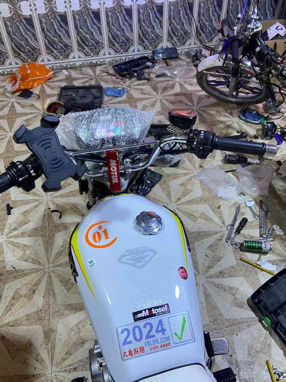 سلام عليكم دراجه موديل2024كلش نضيفه مكفوله اوراق متفيس فقط لل تواصل اتصل 0783 220 2204
