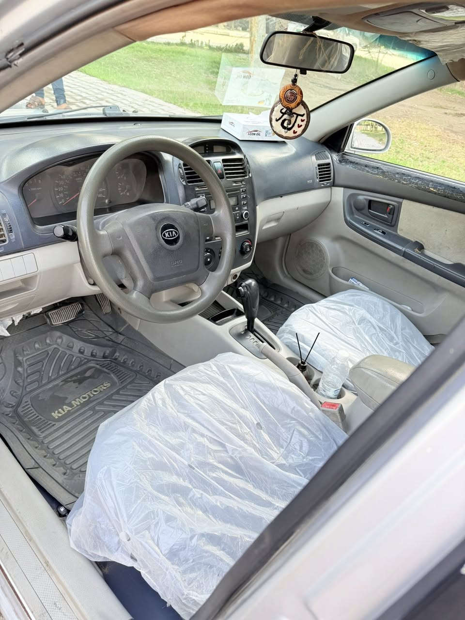 سبكترا( رقم مميز) السيارة جديدة كير مكينة كله كفالة  تبريد ثلج السعر 87 ورقه بيهة مجال بسيط جداً وبالعافية على الياخذهة  عنواني كربلاء المقدسة 
***********
