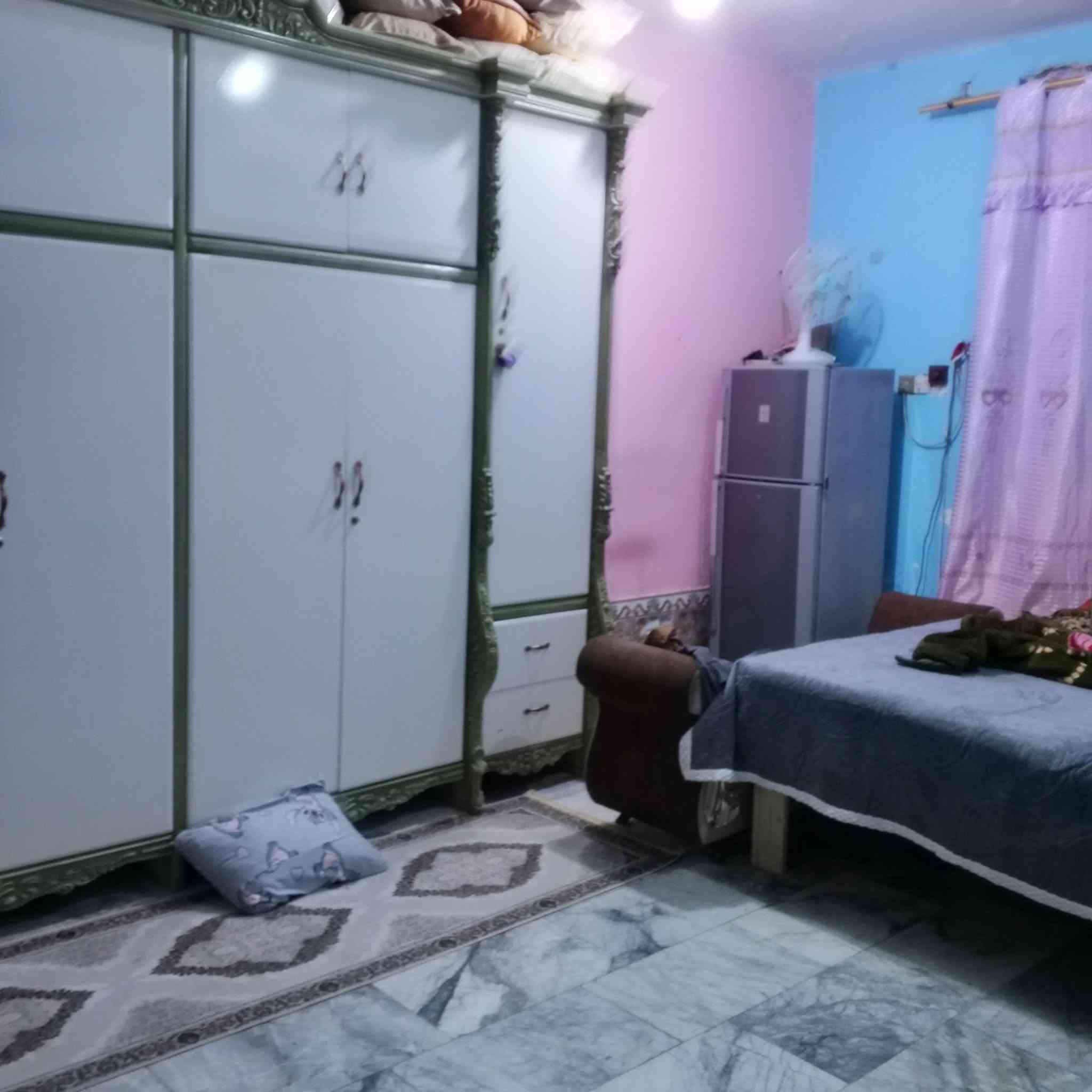 بيت في حي العباس بجوار مدرسه الصينيه مساحه 160م للستفسار الاتصال ع هذا الرقم ***********
