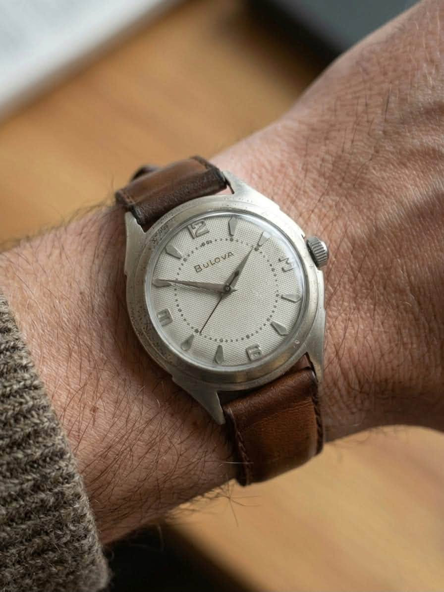 ڤـيــنتــج | Vintage
✅الشركة:Bulova

✅المحرك: Manual Wind (نصب تكويك) 17 Jewels

✅منشأ المحرك: swiss made🇨🇭

✅قياس المينا: 33mm📏

✅الخصائص:

* أرقام عربيه

* العقارب او الاميال بتصميم (Dauphine) عقارب السيف

*  المينا تتميز بتصميم Waffle مع لون فضي

* فترة خزن 48 ساعة

* أنتاج الساعة 1957 الساعه ڤنتج بنظافه عاليه

✅الحالة: نظيفة جداً✨

✅المرفقات: علبة حافظة📦

✅السير : أصلي ومستبدل


**إذا كنت صاحب هذا الإعلان وتريد حذفه لأي سبب، رجاءا أرسل رسالة إلى الدعم الفني**
