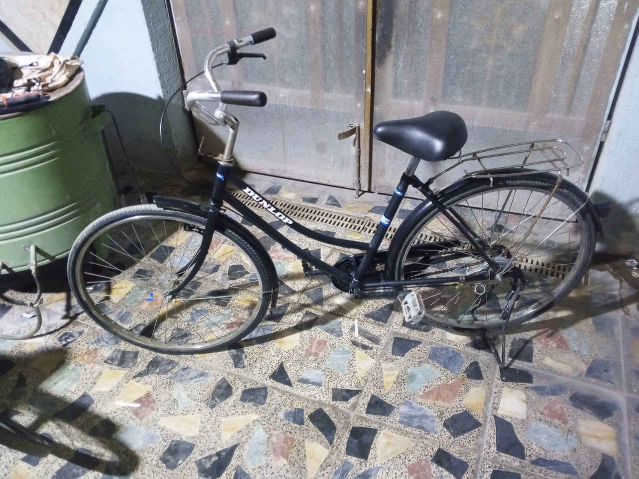 سلام عليكم بايسكلات للبيع بناتي حجم 26 لون اسود طافي  مصبوغ صبغ حراري والثاني بلادي لون سمأي حجم 27  بريكه بل مكينه بلبايدر يعني مكاني بغداد شهداء البياع والسعر قيم وأخذ بدون كسر السعر الاتصال على *********** متواجد واتساب ومازنجر
