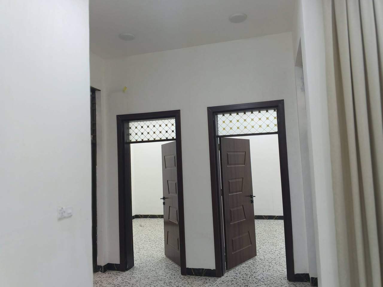 مشتمل للبيع حر مساحته 150م
بيت فول كامل منطقة 4000
ثاني قطعه عن شارع الطوك بصف بيت عنون 
 البيت حته كامرات بي بردات گيزر تانكيات كامل من كلشي خط مولد بي خط نت مابي نقص لو ابره 
السعر النقد 80بي مجال اي استفسار الاتصال 
***********
