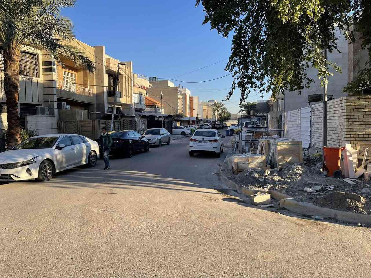 للبيع دار مسلح بناء ٢٠١٤ جداً نظيف المساحه ٢٧٠ متر الواجهه ٩ متر والنزال ٣٠ متر يحتوي الطابق الارضي على كراج وخدمات ومطبخ واستقبال بالوجه وهول حولي وغرفتين نوم وتصعد الدرج اكو غرفة نوم تابع للطابق الارضي والدرج يصعدك للسطح 
الطابق الثاني نظام شقتين الدرج خارحي من الكراج تصعدله تحتوي كل شقه على مطبخ واستقبال وغرفة نوم وخدمات ودرج تصعد للسطح الموقع شارع فلسطين محله ٥٠٣ النيل مدخل التربيه المقابل اريدو ثالث فرع عاليسار فرع عريض وهادئ والحلوه انو مقابل البيت فرع عريض 

للاتصال *********** او *********** شركة الخيمه للعقار السعر عالخاص راسلني لو تتصل
