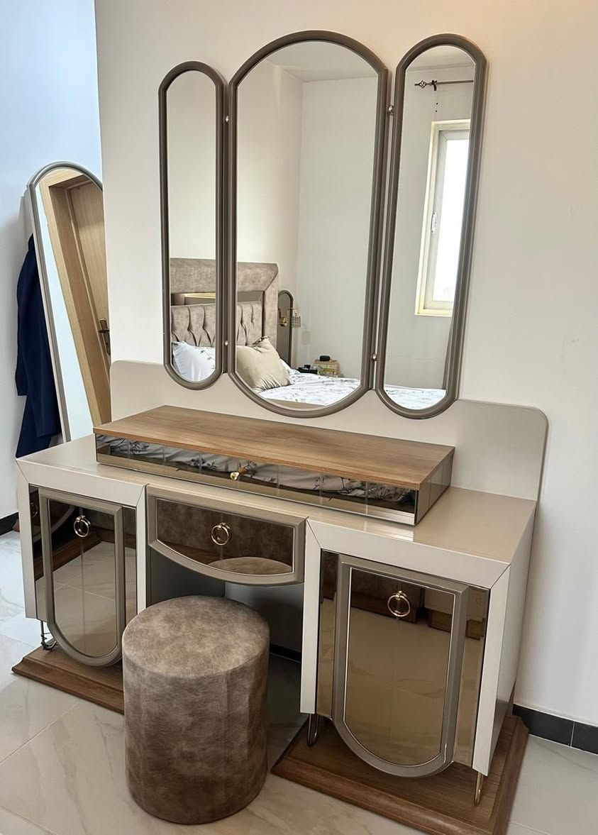 غرفة نوم تركية من سبع قطع (سرير نفرين ويه دوشگ طبي وبي مكان تخزين جواه، كنتور ست بيبان، جرارات، ميز تواليت، مرايا بجرار، و كوميدي x2)
جديدة وسعرها معروف ماخذها بمليونين ونص 
السعر  1،100،000 
يعني مليون و100 الف نزلت سعرها 
المكان حي العدل 
للتواصل ***********
