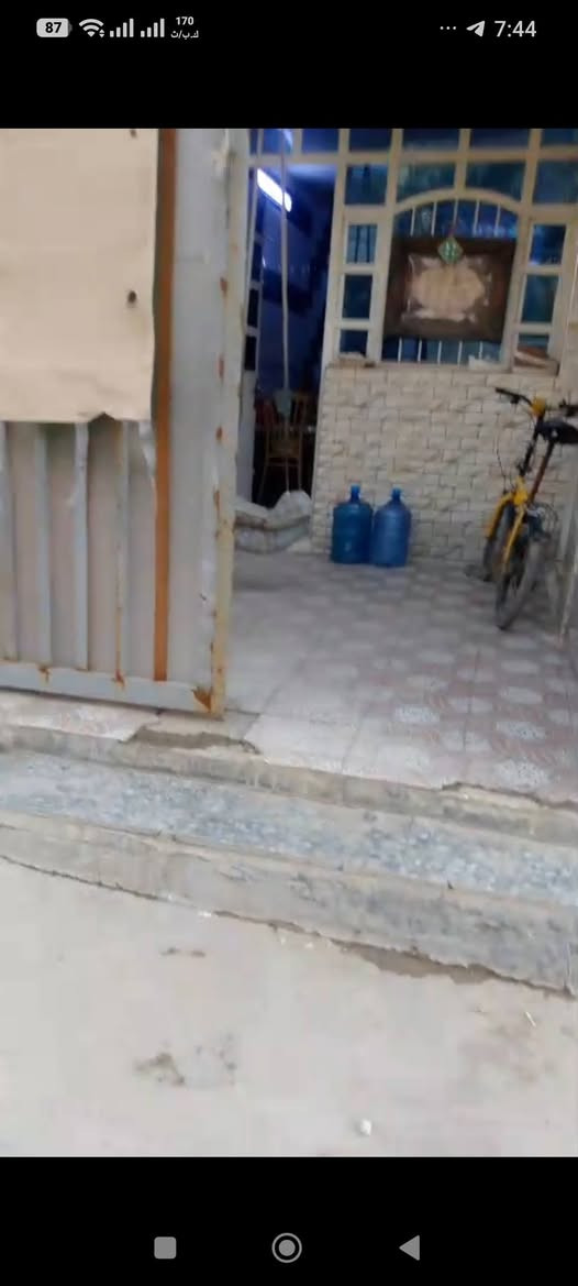 بيت للإيجار، مساحة جيدة 80متر مربع الموقع قرب مطعم الرياضر نهايه خط الشهداء، للتواصل والاستفسار على الرقم: ***********
