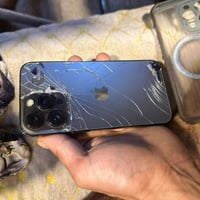 13برو.  256بطاريه 77 الجهاز ممفتوح. وكع تفلش الضهر وطلع خط بشاشه. وقرر...