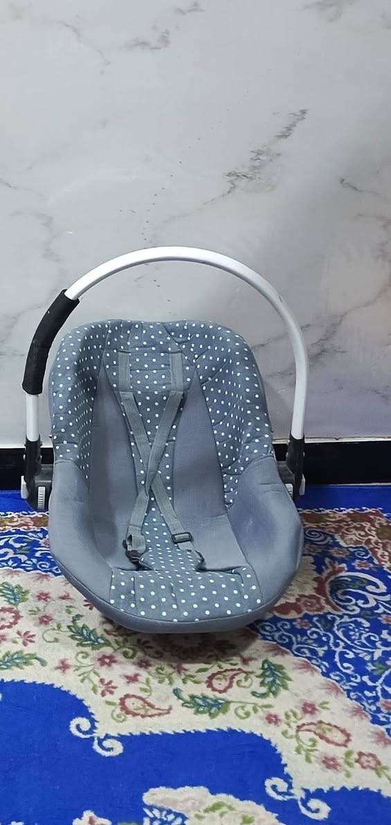 السلام عليكم غراض للبيع وكل من وسعرة بغداد حي الإعلام شارع اميمة ***********
