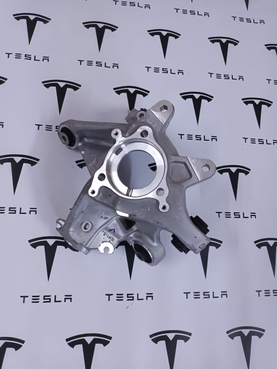 موجود قطع تسلا Y موديل 26 بدنه جاملغ اسطاب اكسل خلفي يمين جسر امامي علوي وجسر امامي سفلي ***********
