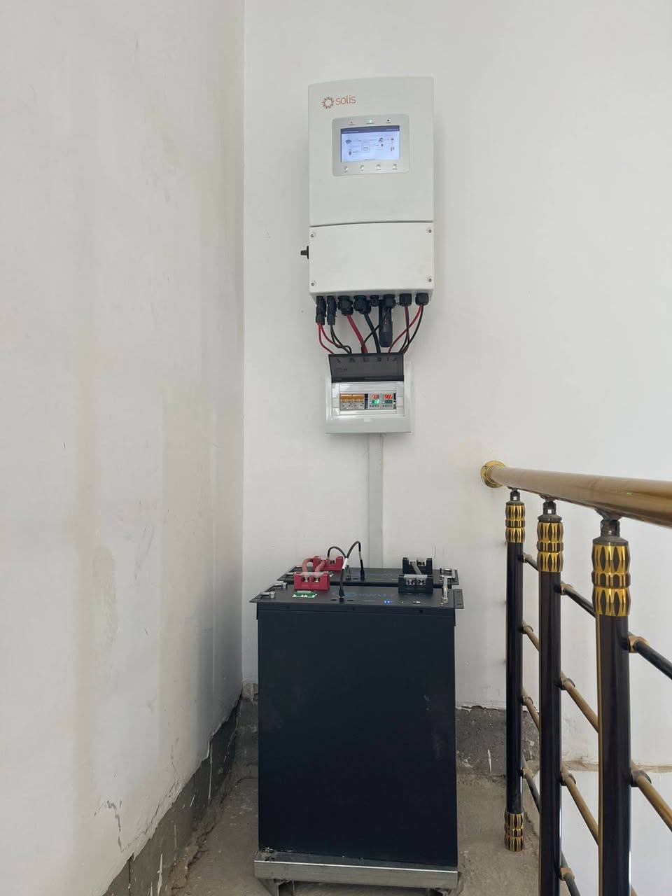 منضومات شمسيه بضمان انفلتر وبطارية ليثيوم 10 سنوات
#المصداقيه_اساس_النجاح
شركة الابداع التقني للطاقة الشمسيه  المتجددة بكوالتي ومواد عالية الجودة  _اخـــتـــيارك_الأمـــــثل

تم بحمد الله تنصيب منضومة
 
#الموصل

#سهل_نينوى

30 امبير نهاري 
20 امبير ليلي 

4.✅بطاريات (3WnTT)ضمان 7 سنوات 
عمر أطول وأكثر أمانًا
فوسفات الحديد الليثيوم من الدرجة A+ من EVE.
نظام إدارة البطارية مع حماية متعددة المستويات.
2. ✅سهل التركيب والاستخدام
التطبيقات: السكنية، والتجارية، والصناعية، والأنظمة خارج الشبكة، والربط بالشبكة، والاستهلاك الذاتي.
متوافق مع جميع محولات الجهد 48 فولت التي تدعم بطاريات فوسفات الحديد الليثيوم (LFP).
3.✅ مرن وقابل للتوسيع
تصل سعة الطاقة للنظام إلى 229 كيلوواط ساعة، وذلك عند تشغيل ما يصل إلى 16 وحدة بالتوازي.

4.✅ الامتثال
UN38.3، MSDS، CE-ROHS، IEC-61000.

5.✅ كثافة طاقة أعلى
تشغل البطارية مساحة أقل وتبلغ كثافة الطاقة فيها 166 واط/ساعة لكل كيلوغرام.

انفرتر ديا (Deye) هو جهاز محول طاقة هجين ذكي يدمج وظائف الطاقة الشمسية وإدارة البطاريات وشبكة الكهرباء، يتميز بالمرونة في العمل On-Grid (متصل بالشبكة) أو Off-Grid (مستقل)، يدعم مصادر طاقة متعددة، ويوفر تحويلًا سريعًا للطاقة، مع شاشات لمس ومراقبة عن بعد وحماية متقدمة، مناسب للاستخدامات السكنية والتجارية لتوفير طاقة نظيفة ومستقرة، مع القدرة على تقسيم الأحمال وتوسعة النظام. 

✅إخراج موجة جيبية نقية.
✅ثلاثة أنواع من وضع الشحن.
✅نوعان من وضع إخراج التيار المتردد.
✅يعمل مع أو بدون بطارية.

✅الواح شمسية  سعة 615 واط وجهين بازبار16( لونجي)   #ضمان_15سنه_وتشغيل_30_سنه

 

🔆كادر مختص م̷ـــِْن المهنديسن بافضل وادق الاجهزة 

المكونات 👇
⭐️قواعد حديد مغلون 
⭐️اسلاك خاصة بالتيار المستمر DC 
⭐️اسلاك خاصة بالتيار المستمر DC
⭐️قواطع خاصة بالتيار المستمر DC 
⭐️توصيلات MC4 
⭐️اجهزة الحماية
ــــــــــــــــــــــــــــــــــــــ
علمآ شركتنا تعمل في جميع المحافظات 
ضمانات حقيقية 
صيانة مجانية 
#للتواصل والاستفسار اكثر يرجى الاتصال عبر الارقام التالية

آسيا *********** احمد

 
زين***********واتساب

‏‪كورك *********** 

#الوا  #بطاريات #انفيرتر #العراق #موصل #كوير #مخمور 
#بغداد #كركوك #الحويجة #الشرقاط #قراج #تلعفر #ربيعة
#ناحية_العباسي #الشورة #حمام_العليل #خبات #اسكي_موصل #كلك #كركوك #حي_النصر #ناحية_الشوره #ملا_عمر#وردك
