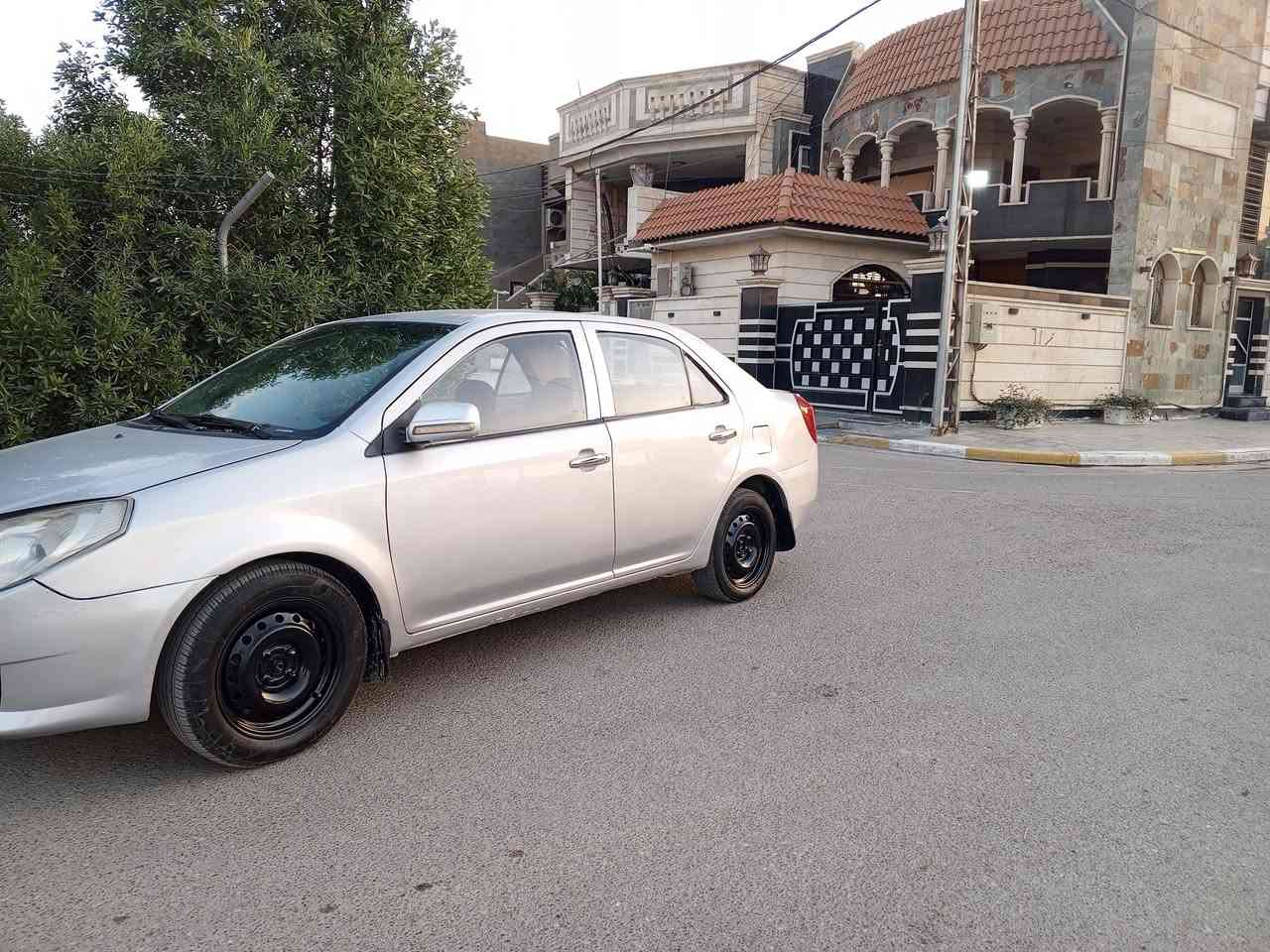 السلام عليكم جيلي ام كي رقم بغداد دولي سياره جاهزه وجديده وكلش ناعمه بل مشي صدر امامي خلفي جديد تخم تاير موديل 2011 مكان بغداد البياع السعر 39وبيه مجال ***********
