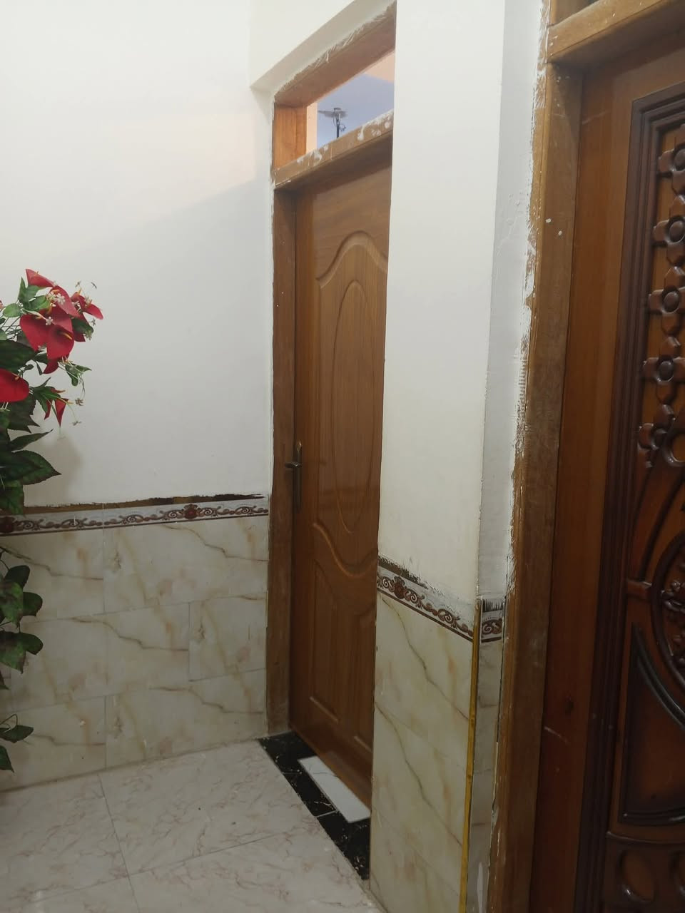 السلام عليكم 
بيت للايجار في البطاط مساحه 150 متكون من استقبال وصاله وغرفه ومطبخ وصحيات خارجيه وداخليه البيت نضيف ايجاره 250 للاتصال على الواتساب ***********
