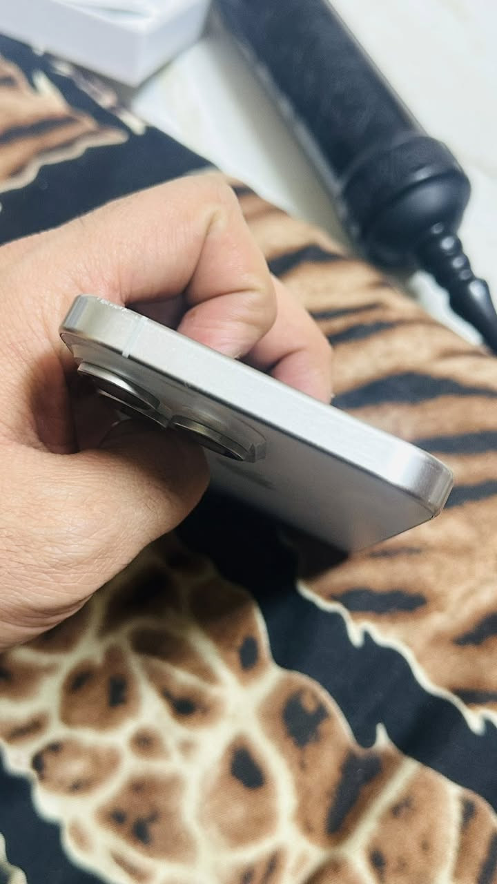 ايفون 15 برو ماكس امريكي
دبل سيم كارت 
ممبدل بيه اي قطعه 
وكع مني والشاشه صار بيها فطور
وكامت تعلك بس هي شغاله وبلاديه
دبل سيمكارت امريكي
256
بطاريته 95
الجهاز الشاصي مالته كلش نضيف
كدام عينك
بغداد  سعره 525
***********
