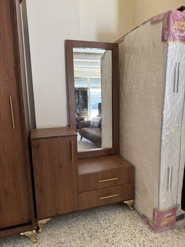 مو أي غرفة نوم…  
هاي غرفة بتخليك ترجع عالبيت ركض 😅🛏️

تصميم أنيق ✨  
خشب فخم بلونو الطبيعي 🌰  
وخزانة مرتبة بتشيل همّ الدنيا 😎

والأحلى؟ 👌  
🔨 التفصيل حسب الطلب  
على قياس غرفتك… وعلى ذوقك تماماً

بدك تعديل؟  
بدك لون معين؟  
بدك خزانة أكبر أو تسريحة مختلفة؟  
ولا يهمك 😉 نحنا منفصلها متل ما بتحلم فيها

لأن بيتك بيستاهل لمسة فخامة

👈حابب تعرف السعر؟ 
تعليق وتكون التفاصيل عندك 💬🔥

📞 للحجز والاستفسار :

0933414133 – 0964414133

📌 الموقع على الخريطة (لوكيشن):
https://maps.google.com/?q=34.702587,36.725578

📍 العنوان:
حمص – وادي الدهب – شارع الأهرام
جنوب مشفى الأهرام بـ 200 متر
جانب شركة الفؤاد للحوالات


**إذا كنت صاحب هذا الإعلان وتريد حذفه لأي سبب، رجاءا أرسل رسالة إلى الدعم الفني**