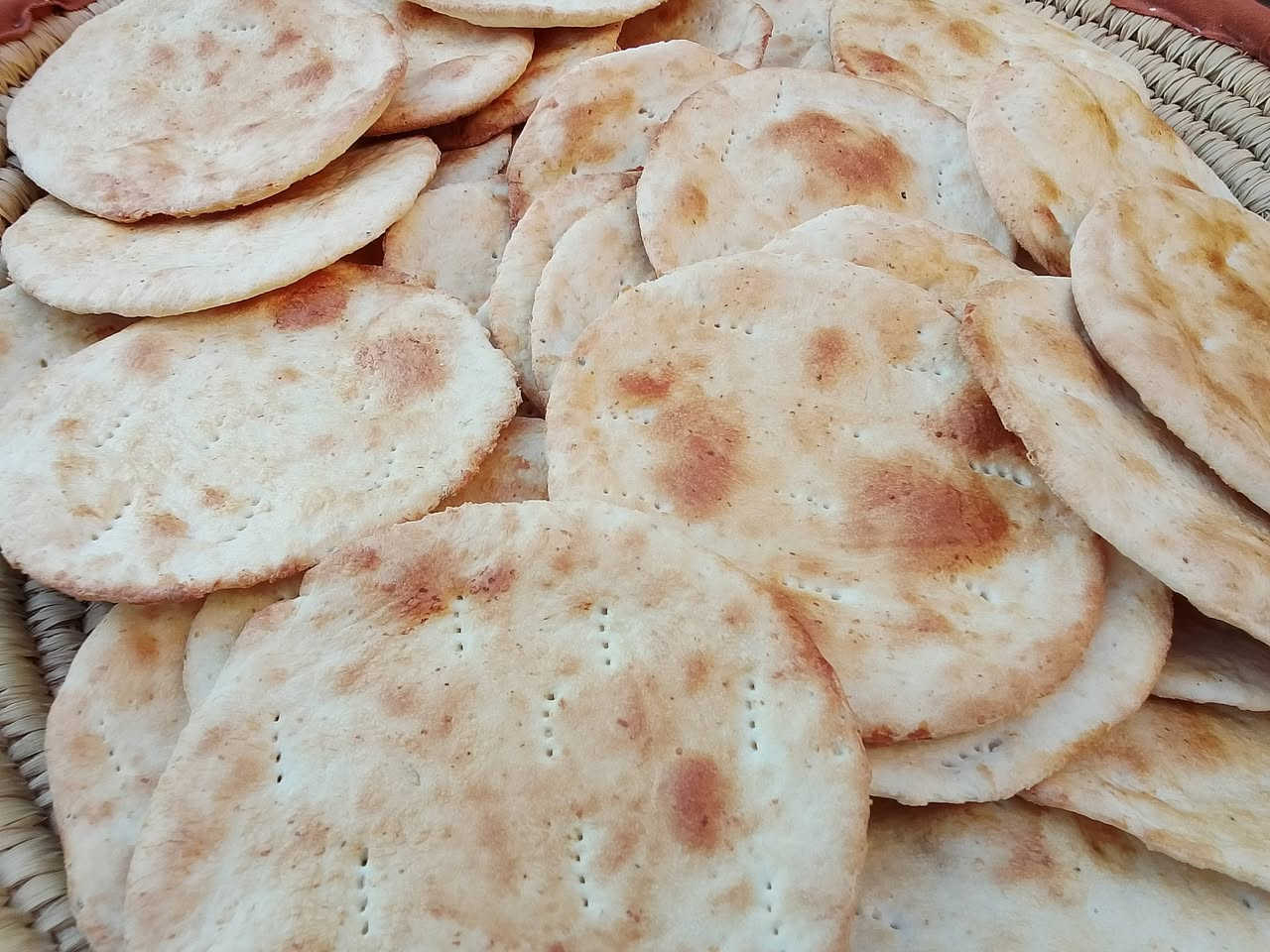 طلبات الزبائن ألف عافيه عليهم مستعدون تجهيز كافه اكلات ومعجنات حسب الطلب وللمجالس حسينيه نشتغل حسب الطلب الحجز قبل يوم ما عدنه شي قديم كله على حجز نشتغل


**إذا كنت صاحب هذا الإعلان وتريد حذفه لأي سبب، رجاءا أرسل رسالة إلى الدعم الفني**