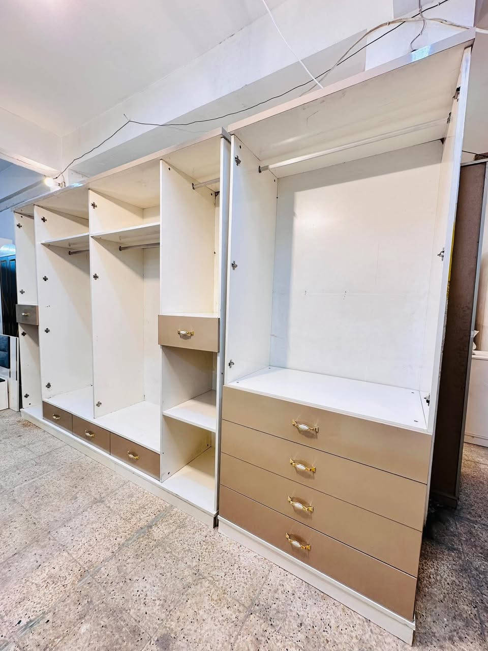 غرفة نوم تركي 🇹🇷 مستخدم 
نضافه 80% 💯 مع كنتور ملحق طفل اضافي 2 باب  
لون مميز ضهر بلوك 
برغي وجوي حديد 
7قطع بسعر 900 وبيه مجال 
مع شد ونقل داخل بغداد مجاني


**إذا كنت صاحب هذا الإعلان وتريد حذفه لأي سبب، رجاءا أرسل رسالة إلى الدعم الفني**