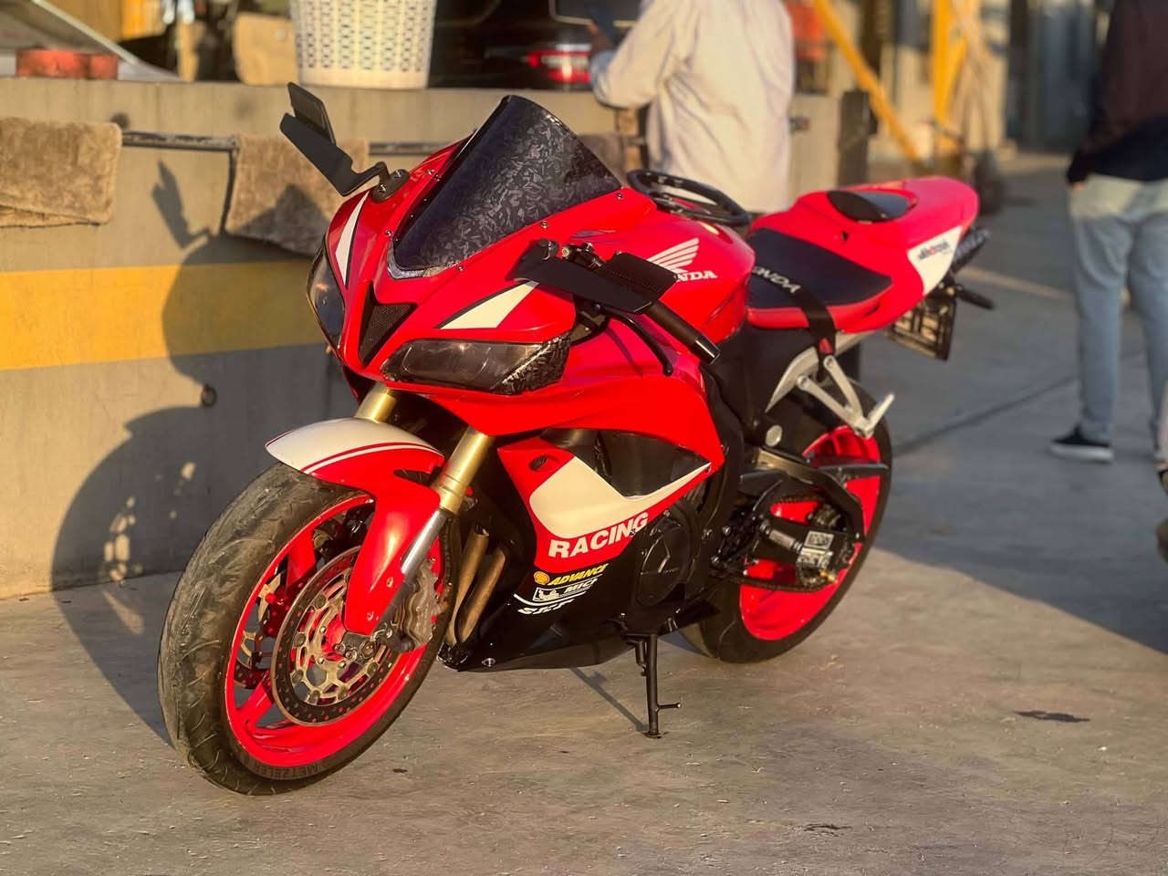 600Rr2009
مەکینە کەپس هەموو گیانی بە شەرت ٢ تایەی لۆکی لەسەرە کامل جوانکاری  بۆ کراوە رادیتەری سفری لەسەرە ***********
