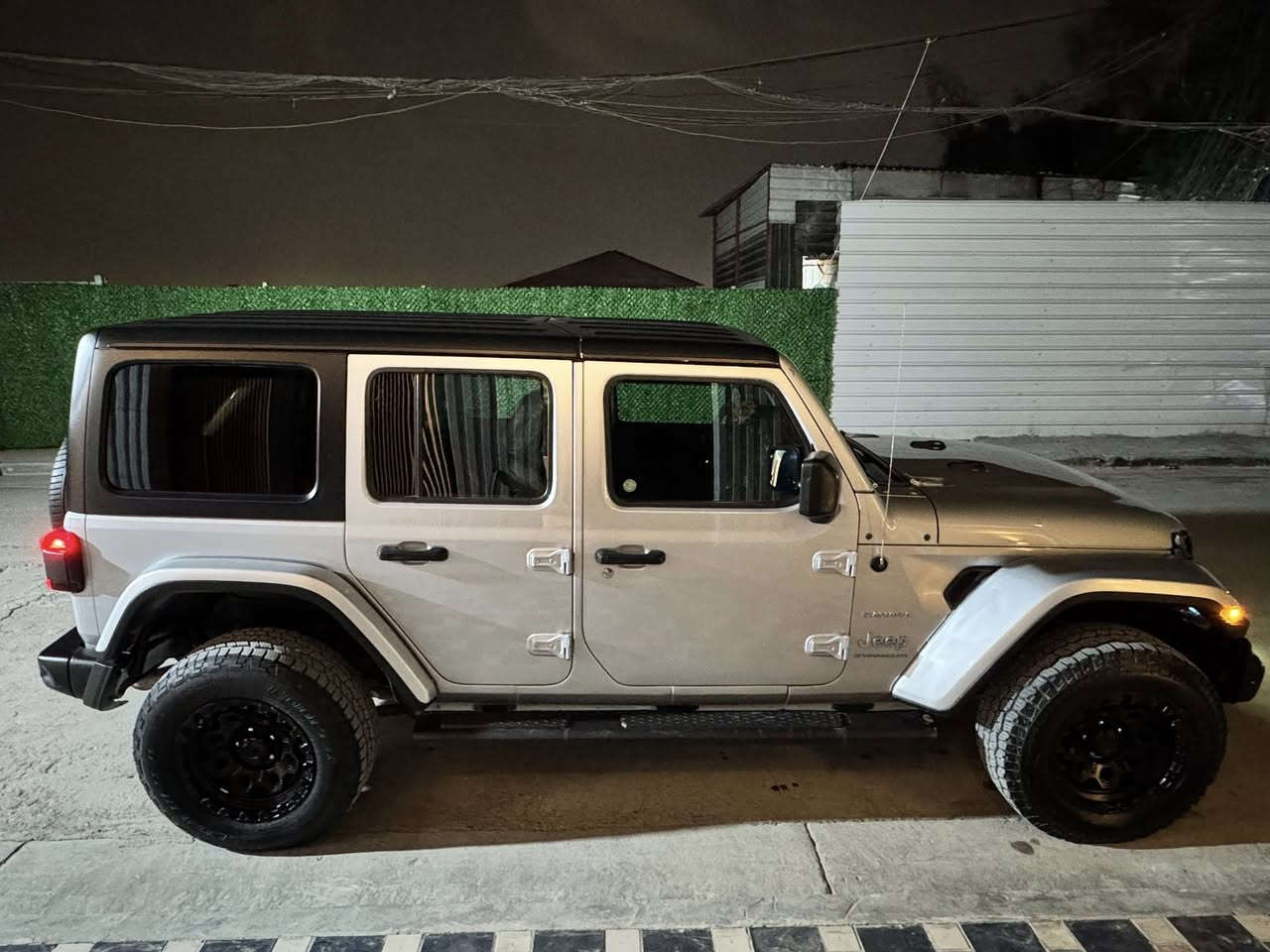 السلام عليكم
جيب رانكلر صحارى  للبيع 2023

3 انضمه هايبرد. كهرباء . بنزين

 

ماشيه 45 الف حقيقي 

محرك  4 سلندر 2.0L تيربو   

دفع رباعي متطور (4X4)

اوتماتيكي 8 سرعات

 

نظام Uconnect للترفيه والملاحة.

مقاعد جلدية سوداء 

نظام صوتي متطور

مكيف هواء أوتوماتيكي.

عجلة قيادة متعددة الوظائف

مصابيح أمامية وخلفية LED.

مصابيح ضباب

عجلات معدنية

نظام فرامل مانع للانغلاق (ABS) ومساعد فرامل (BA).

وسائد هوائية متقدمة

بيها 3 قطع 

السعر اتصل على الرقم 

***********
