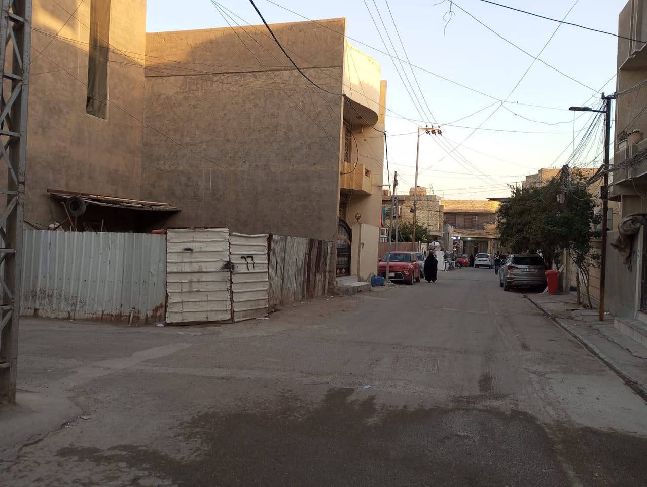 السلام عليكم تعلن شركة الجبوري للعقار والمقاولات العامه عن بيع قطعة أرض ملك صرف زراعي سند 25 في منطقة الكريعات القصور شارع حيدر ابو الدهن كامل الاخدمات
1 المساحة 140 متررر
2 الواجه 7 مترررر 
3 النزال 20 مترررر 
4 عرض الشارع 6 متررر 
5 السعر مليون و 400 وبي مجال 
عنوان الشركة الكريعات الكويتي شارع حسينية ابي تراب قرب فلكة القرغولي استفسار اتصال على الارقام التاليه 
*********** أبو صكر الجبوري 
***********
