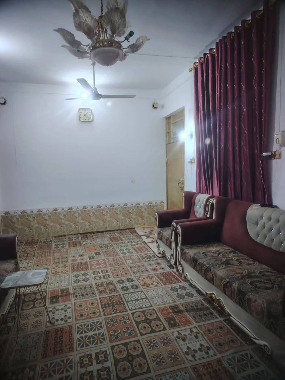 مكلفه بالنشر ..
بيت طابقين ركن للبيع بحي الشهداء  الثاني  مساحته 110
قرب مدرسة الفضيلة بصف فاطمه بنت اسد المدرسه الجديده مسافه عن لمدرسه بيتين مقابل بيت رحيم ال حشيش

تفاصيل البناء ...
الطابق الأول 
غرفه ومطبخ وحمام. وصاله وحمام داخلي وطارمه وصحيات خارجيه
والطابق الثاني ..
 صاله غرفتين صحيات
السعر وباقي التفاصيل إتصل على صاحب البيت
***********
