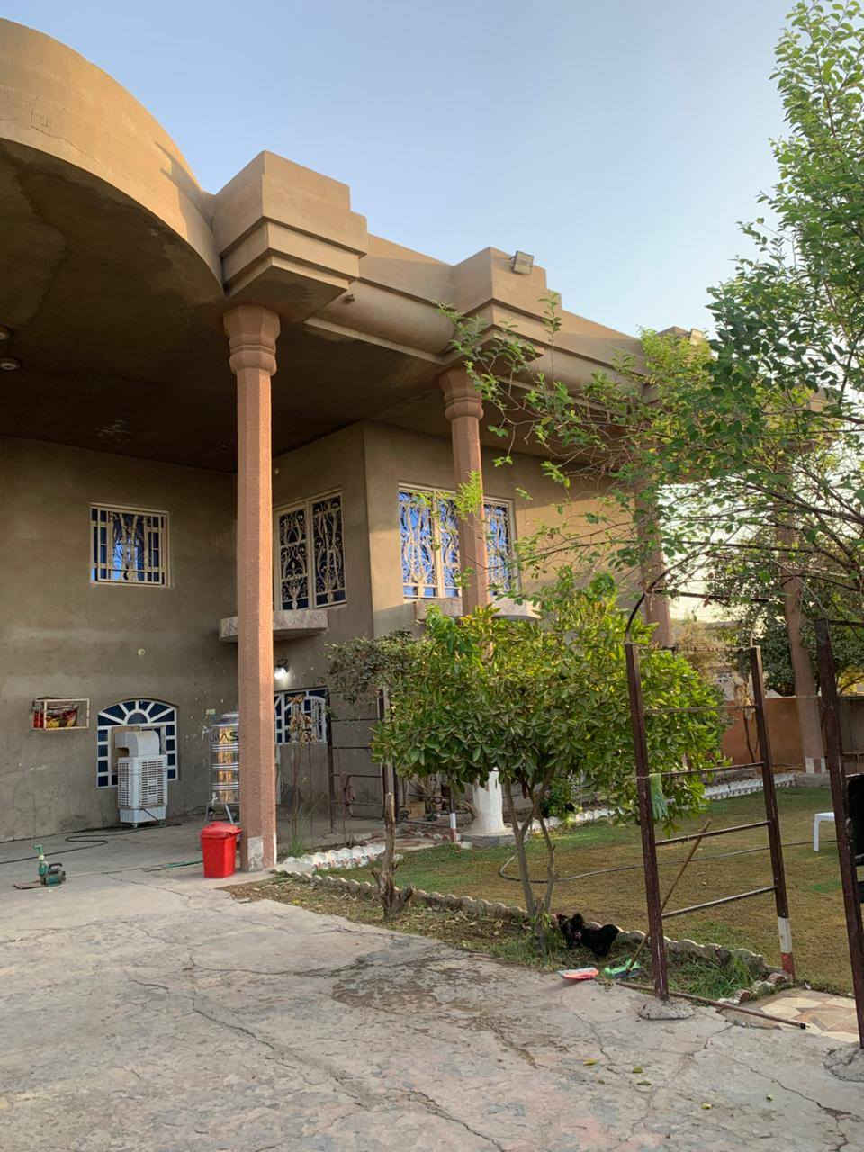 السلام عليكم بيت للبيع او مراوس بدونم العنوان بغداد المدائن قرب مركز الشباب مساحة البيت 600 متر 
يحتوي علا 
حديقة كبيرة
استقبال للضيوف مع هول 
غرف عدد 3 
صحيات عدد 3
صالة كبيرة 
مطبخ حجم مناسب
مع محل كامل بضهر البيت 
الطابق الثاني مرمم كامل ترميم جديد 
 

للأستفسار اتصل علا هاذ الرقم او راسلني واتساب 
وشكراً.
‏‪0770 346 4327‬‏
