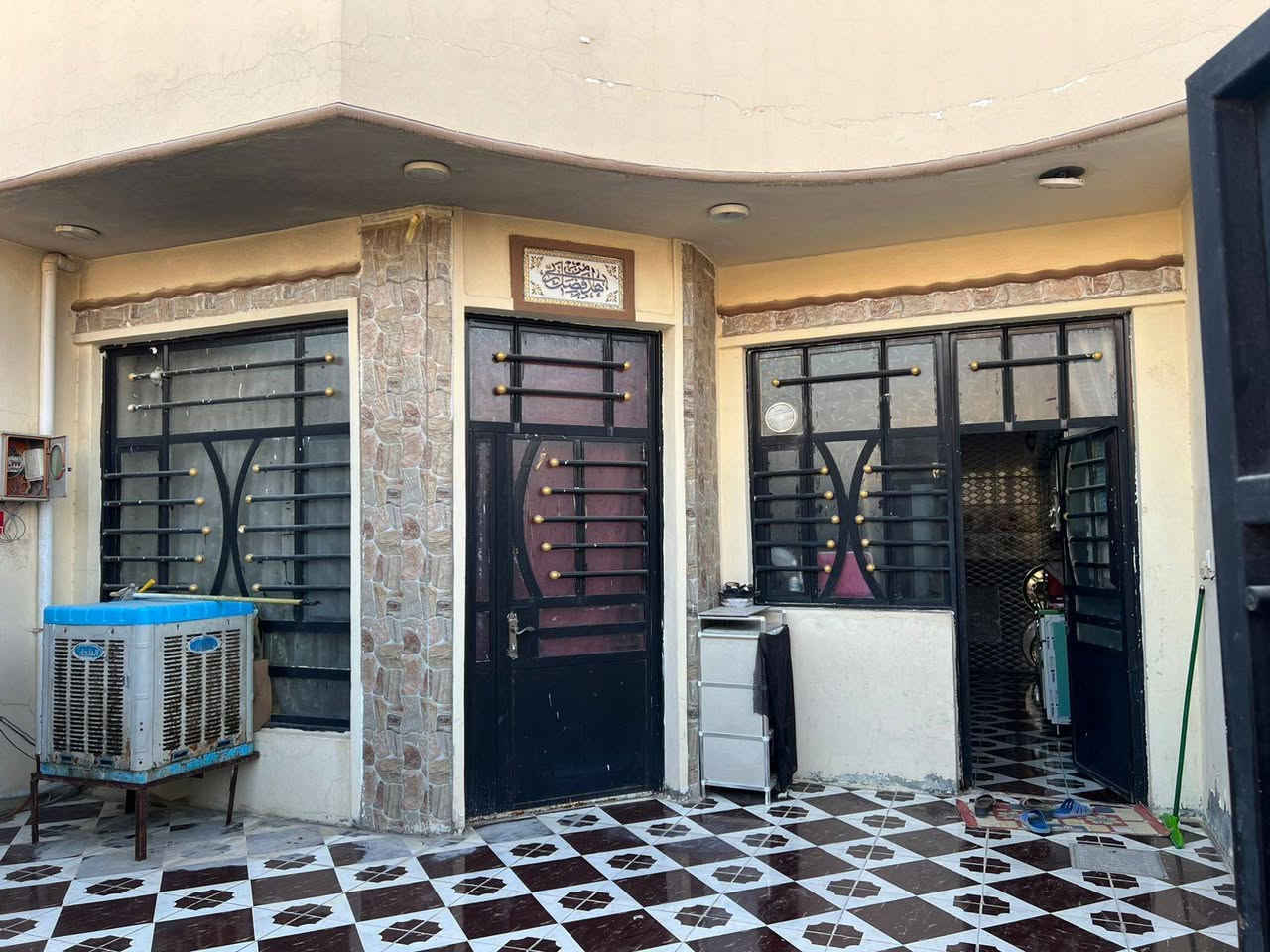 دار للبيع مساحه 160م 
ملك صرف باسمي شارع السكلات منطقة الحفيين الدار زنجيل بضهر الشارع التجاري يحتوي على استقبال +وصاله داخليه كبيره +مطبخ +غرفة  نوم عدد 2+بيتونه كبيره الدار عالي عن الشارع نص متر السعر 135 قابل للتفاوض رقم صاحب الدار ***********واتساب

