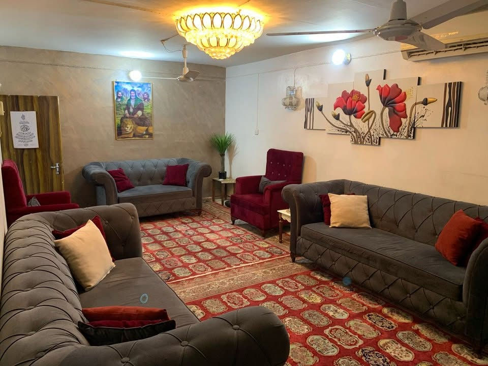 تخم مستعمل نظيف عشر مقاعد 
البيع بسبب صغر المكان السعر ٦٠٠ الف 

للاستفسار اكثر ***********
