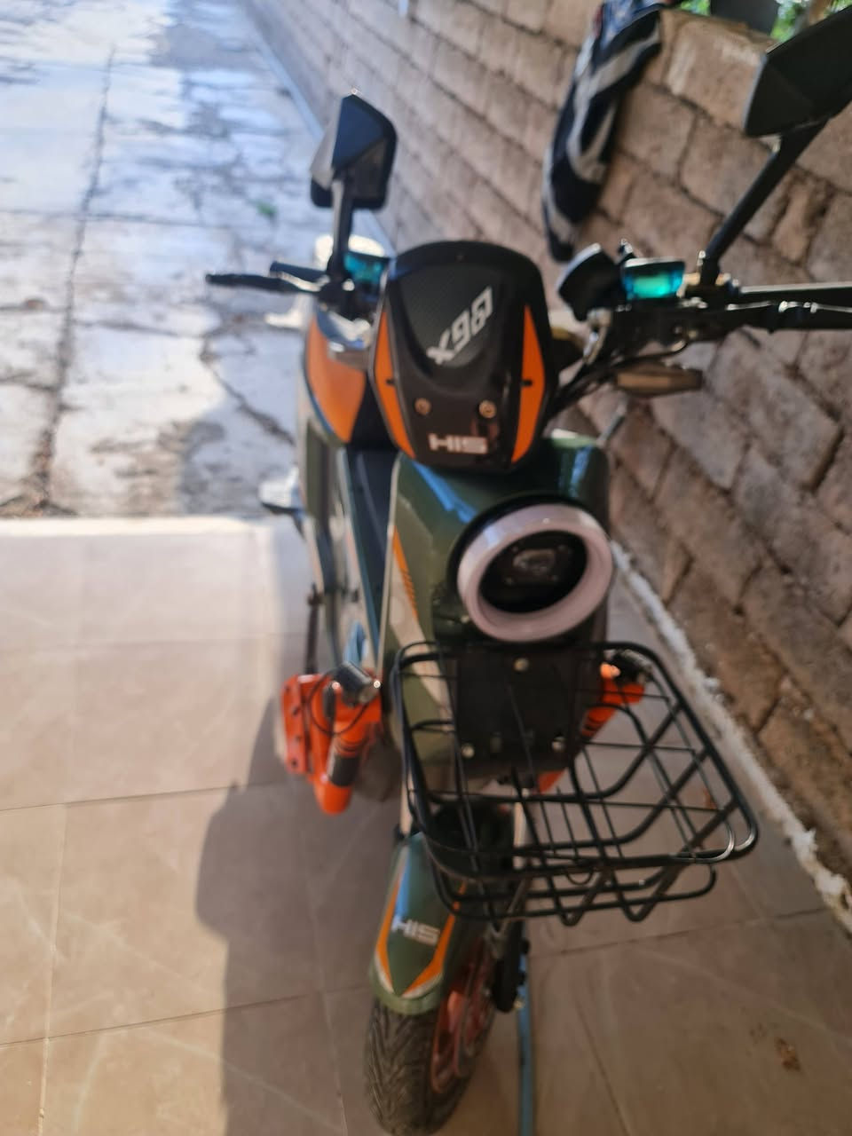---

### *🔥 للبيع المستعجل بديالى - بعقوبة 🔥*

*دراجة شحن HIS X99 موديل 2026 لون زيتي مميز*

*✅ المواصفات والاضافات:*
- ماطور 1000 واط، سرعة 45 كم/ساعة
- بطارية 60V شغالة، تمشي 35-40 كم بالشحنة 
- *العقل مبدل جديد* والدراجة شغالة 100% بدون تقطيع
- شاشة ديجيتال، لايت LED دائري، اشارات LED
- سلة أمامية + ستاند موبايل + مرايات
- دبلات أمامية وخلفية + كرسي ثاني مع مسند ظهر
- معاها الشاحنة الأصلية
- صارلها 6 شهور استعمال بيت فقط
- وگعت بيها وتصلحت، بيها *كسر بسيط بالفيبر الجانبي* مو مبين هواي
- *دواسة البايدر جهة وحدة مفقودة* - تنشال عادي
- *دواسة الرجل البلاستك جهة وحدة مشلوعة*
- السكان معدل ومرتب، 

*📍 المعاينة: ديالى - بعقوبة*
*📞 للجادين فقط: ***********متوفر واتساب وهذا الرقم عل رصيد ***********

الدراجة اقتصادية وتخدم، مناسبة للسوك والدوام والمشاوير القريبة. اللي يجي يشوفها ما يخسر

السعر ٦٠٠ وبيها مجال
