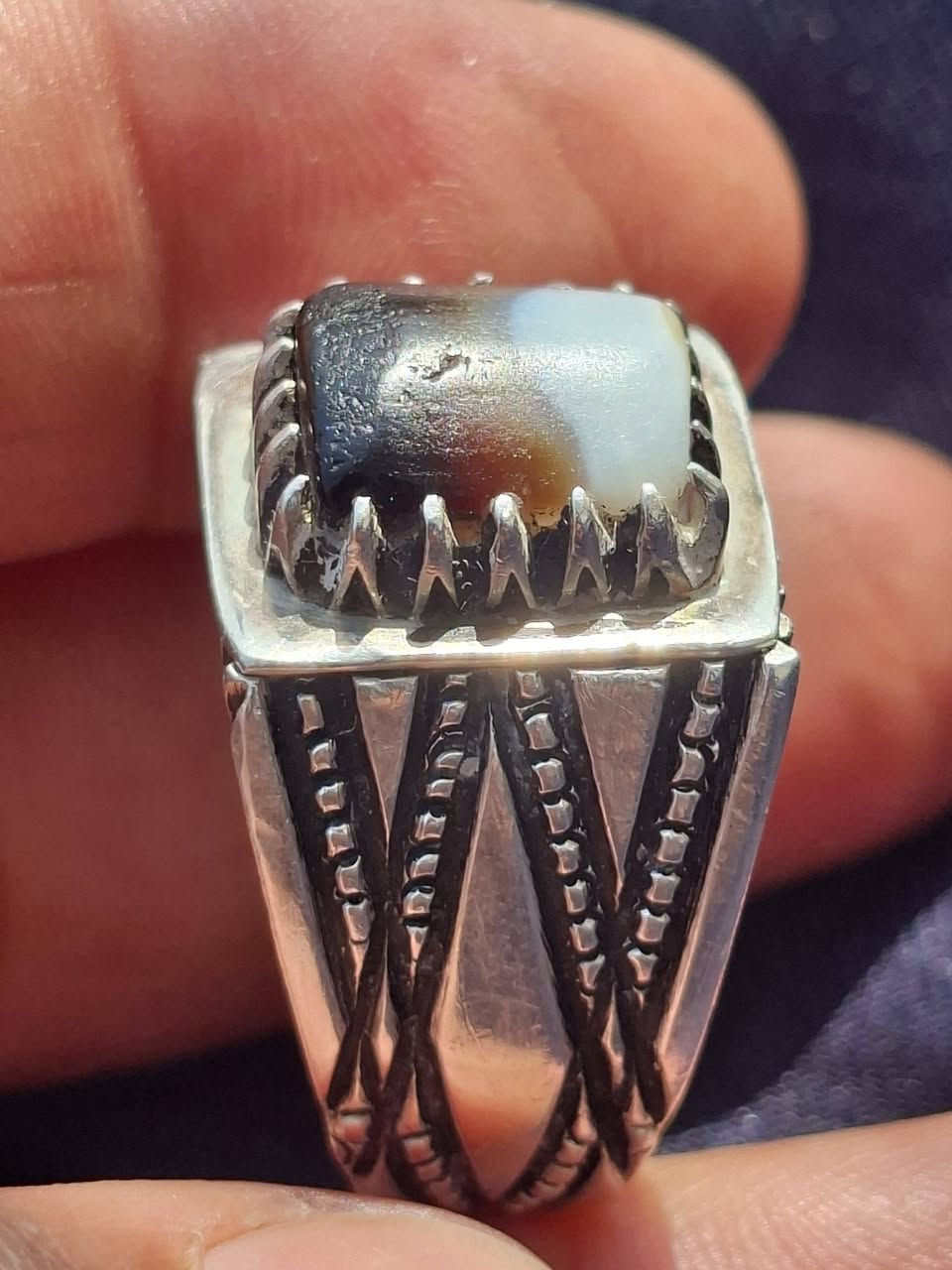 السلام عليكم جزع يمانيه قديمه للبيع اللي يحب يتصل على هذا الرقم***********
