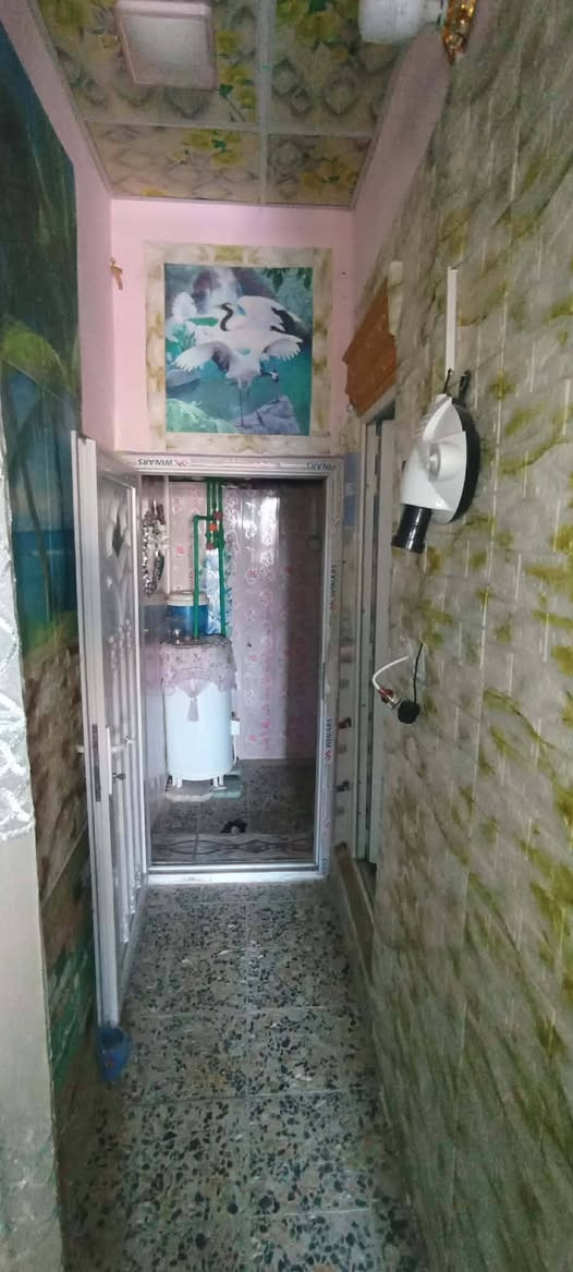 بيت لرهن 190م ب 6ملايين لمدة سنه 
واذا رهن لمدة سنتين 10
ويرهم للبيع 
#يحتوي/ على غرفتين واستقبال ومطبخ 
#العنوان /بشارع المعمل قرب جامع الخزاعل واسواق الامين يبعد عن شارع المعمل 50 متر تقريباً 
اتصلو واتساب او خط امانه 
مكتب الفهد للعقار***********
امانة الله بلغو من طرفي حلا سيف
