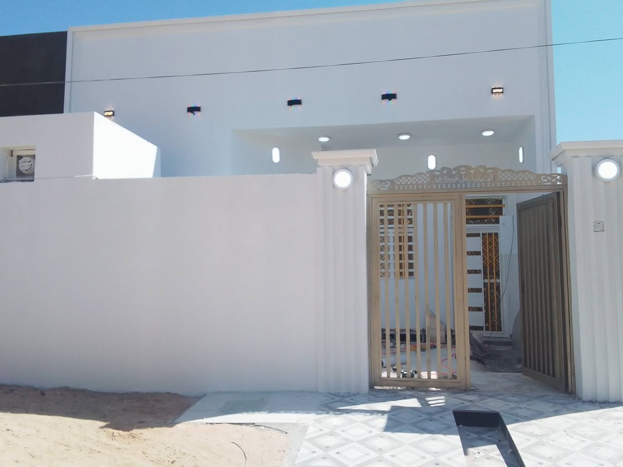 🏠 بيت للبيع - حي الدله
المساحة والسعر:
المساحة: 150 م²
السعر: 65 مليون، وبي مجال قليل
الواجهة: 7.5 م
النزال: 20 م
التقسيم الداخلي:
غرفتين نوم، كل غرفة 6 × 3.5 م
استقبال 6 × 3.5 م
صالة 5 × 5 م
مطبخ 4 × 4 م
بيتونة 4 × 5 م
حمامات عدد 2
*الحالة والموقع:
البيت جديد وغير مسكون
حر وغير محجوز
الموقع: حي الدله
قرب بيت أبو علي حسون ال حجي عبدالعالي
للاستفسار:
***********
